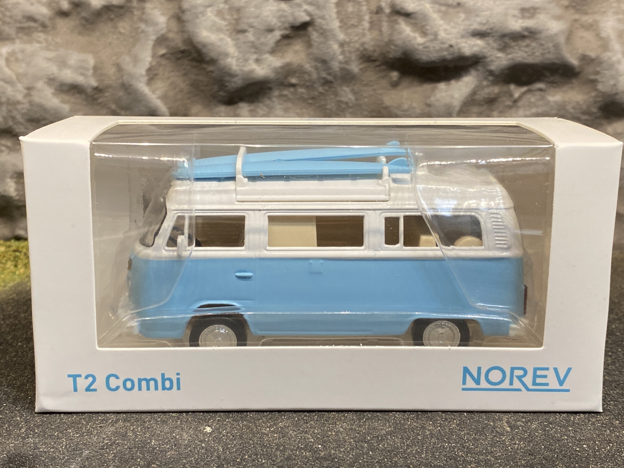 Skala 1/43 - Volkswagen Combi T2b Camper Van 1973 Ljusblå Jet-car från NOREV