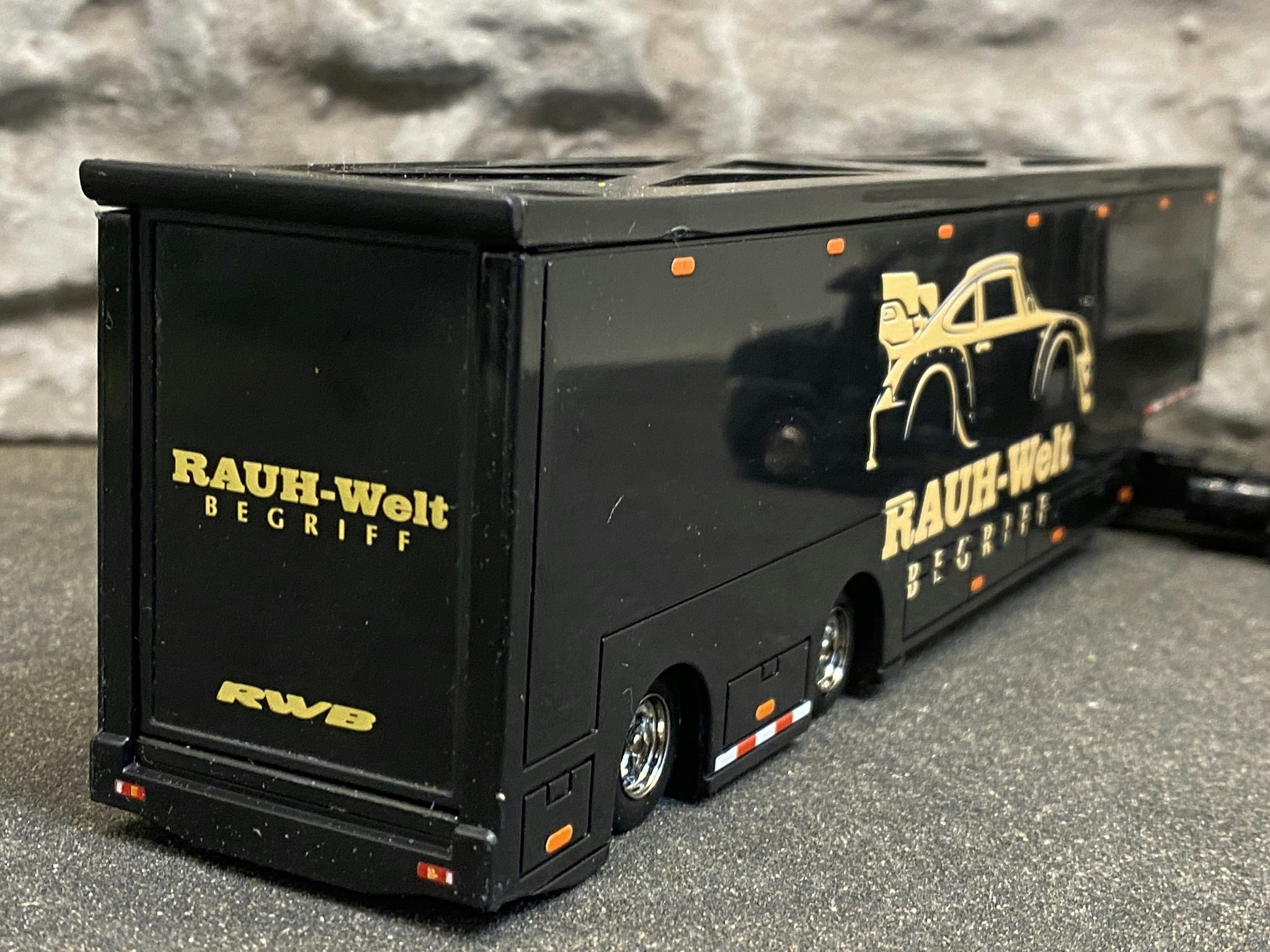 Skala 1/64 Mack Anthem 2020 Lastbil med släp RAUH-Welt Begriff från Maisto Design