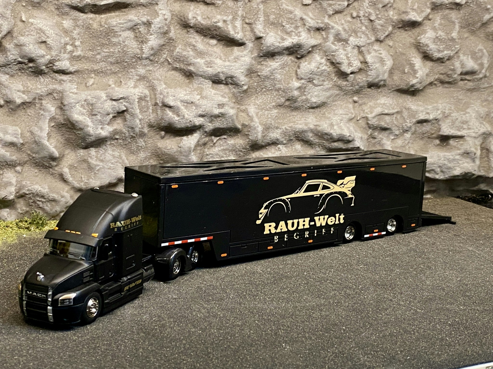 Skala 1/64 Mack Anthem 2020 Lastbil med släp RAUH-Welt Begriff från Maisto Design