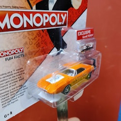 Skala 1/64 - Dodge Charger Daytona 69' "MONOPOLY - POP Culture" från Johnny Lightning
