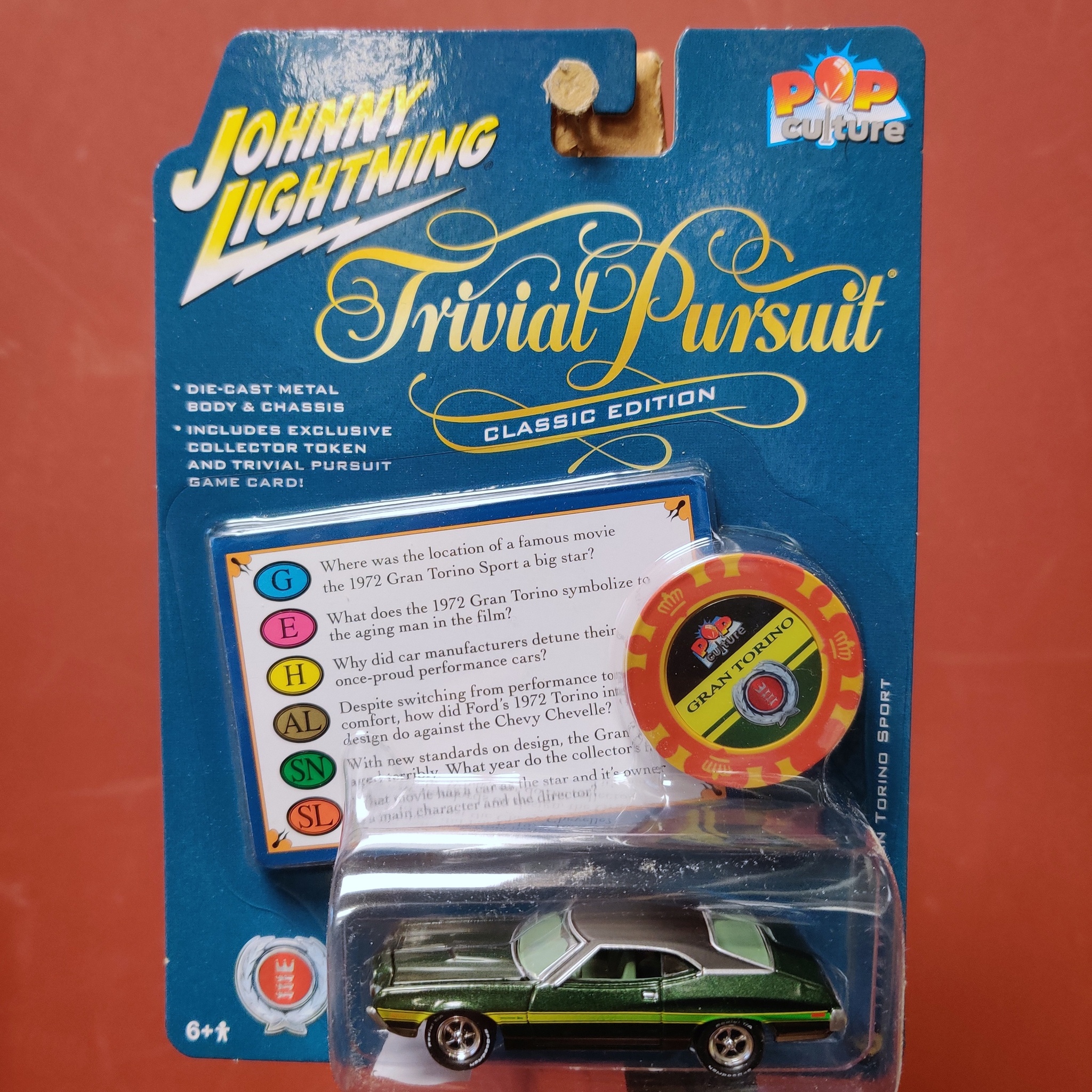 Skala 1/64 - Ford Gran Torino Sport 72' "Trivial Pursuit - POP Culture" från Johnny Lightning