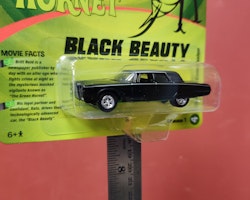 Skala 1/64 Imperial Crown Custom 66' "Black Beauty - POP Culture" från Johnny Lightning