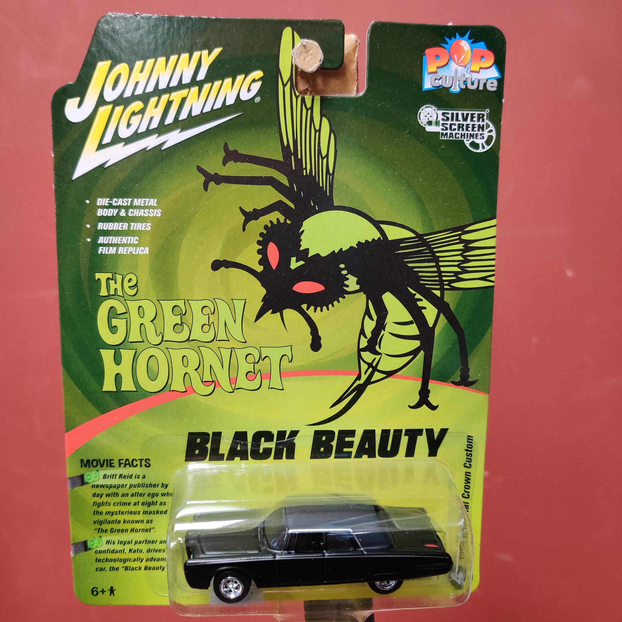 Skala 1/64 Imperial Crown Custom 66' "Black Beauty - POP Culture" från Johnny Lightning