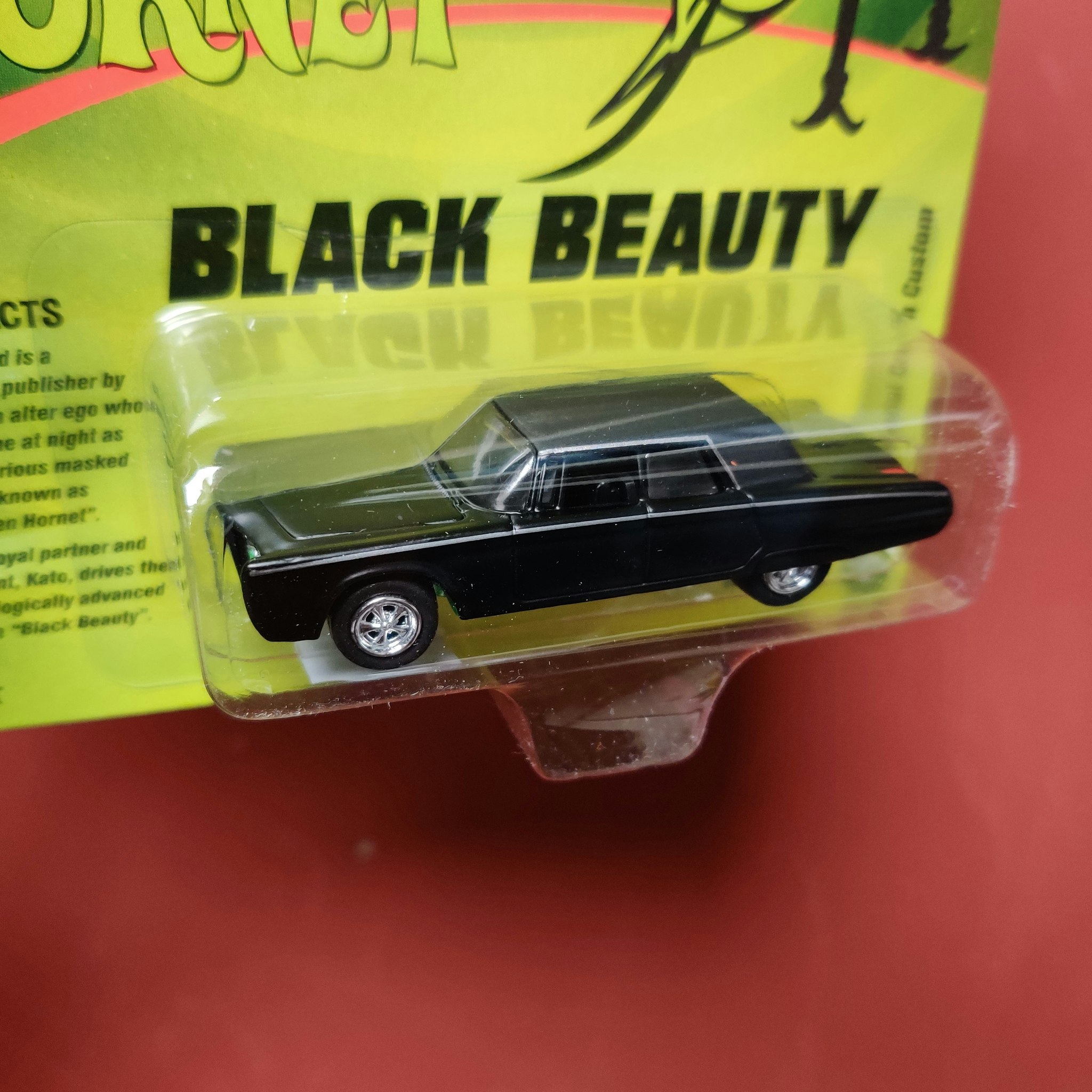 Skala 1/64 Imperial Crown Custom 66' "Black Beauty - POP Culture" från Johnny Lightning