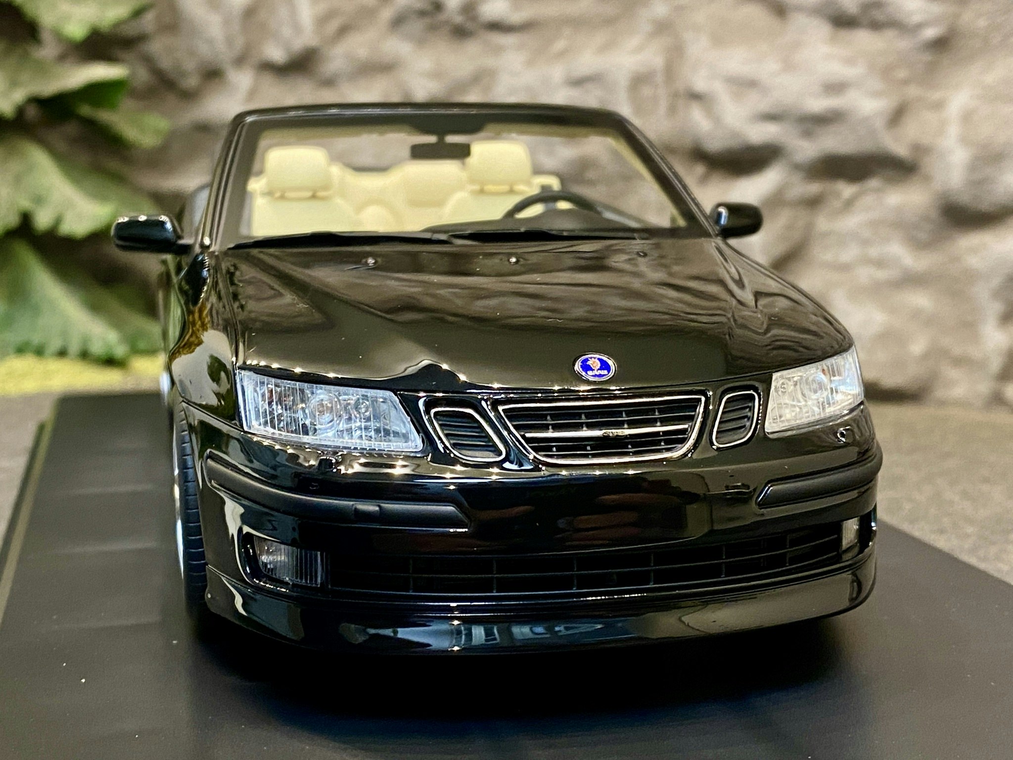 Skala 1/18 Otroligt fin SAAB 9-3 Cab 2005', Svart från DNA Collectibles