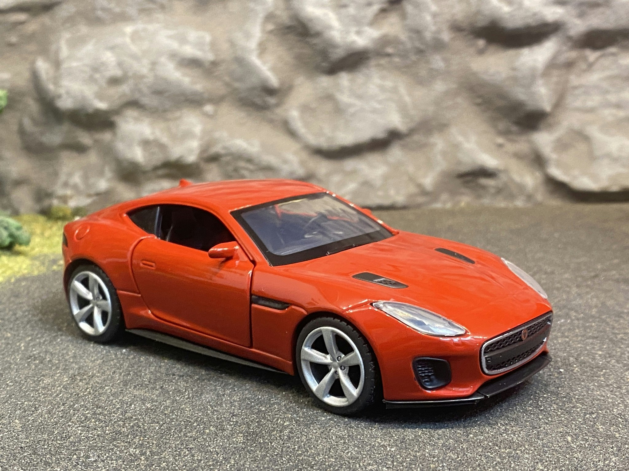 Skala 1/36 Jaguar F-type, Röd från Tayumo