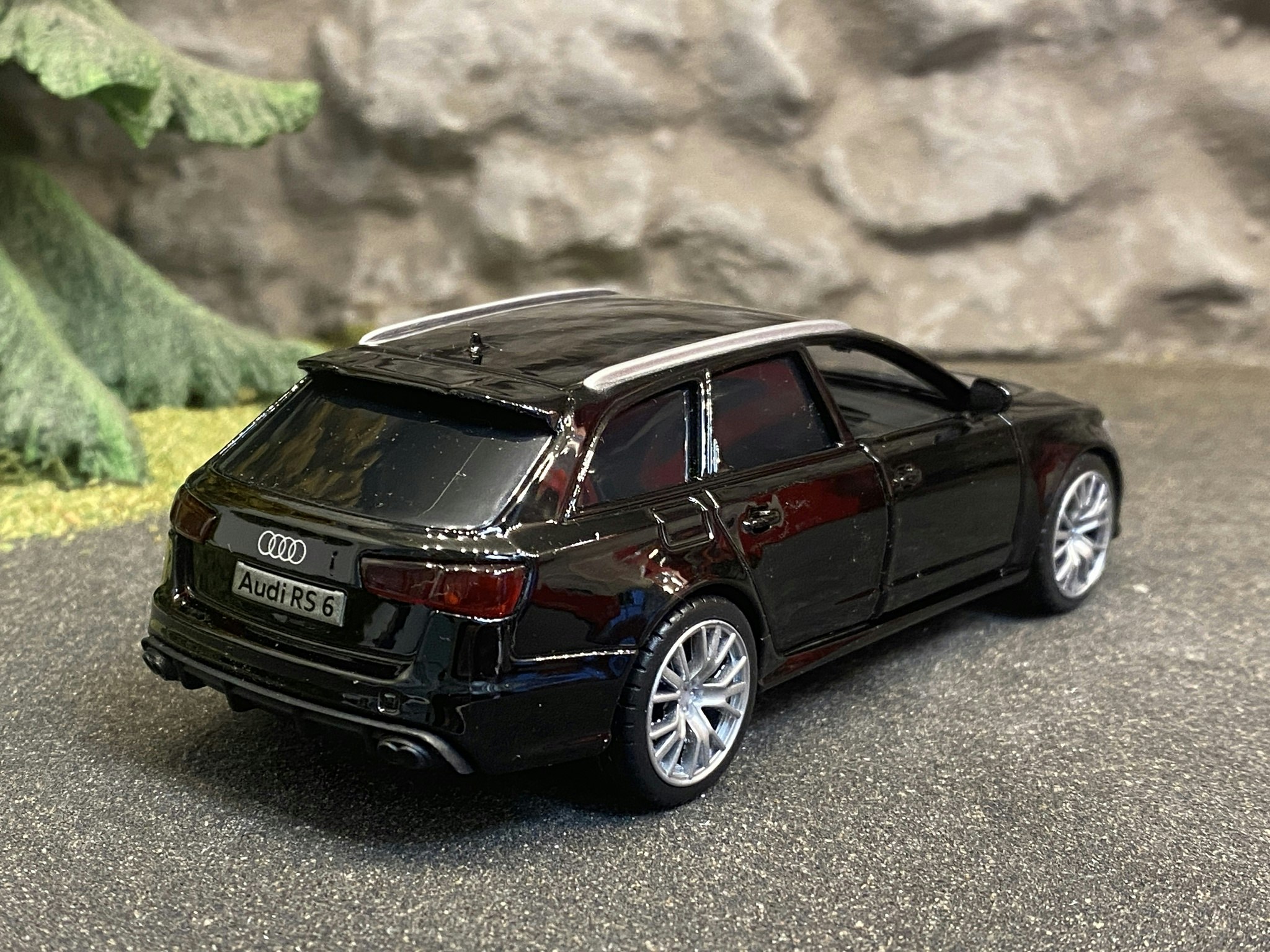 Skala 1/36 Audi RS6, Svart från Tayumo