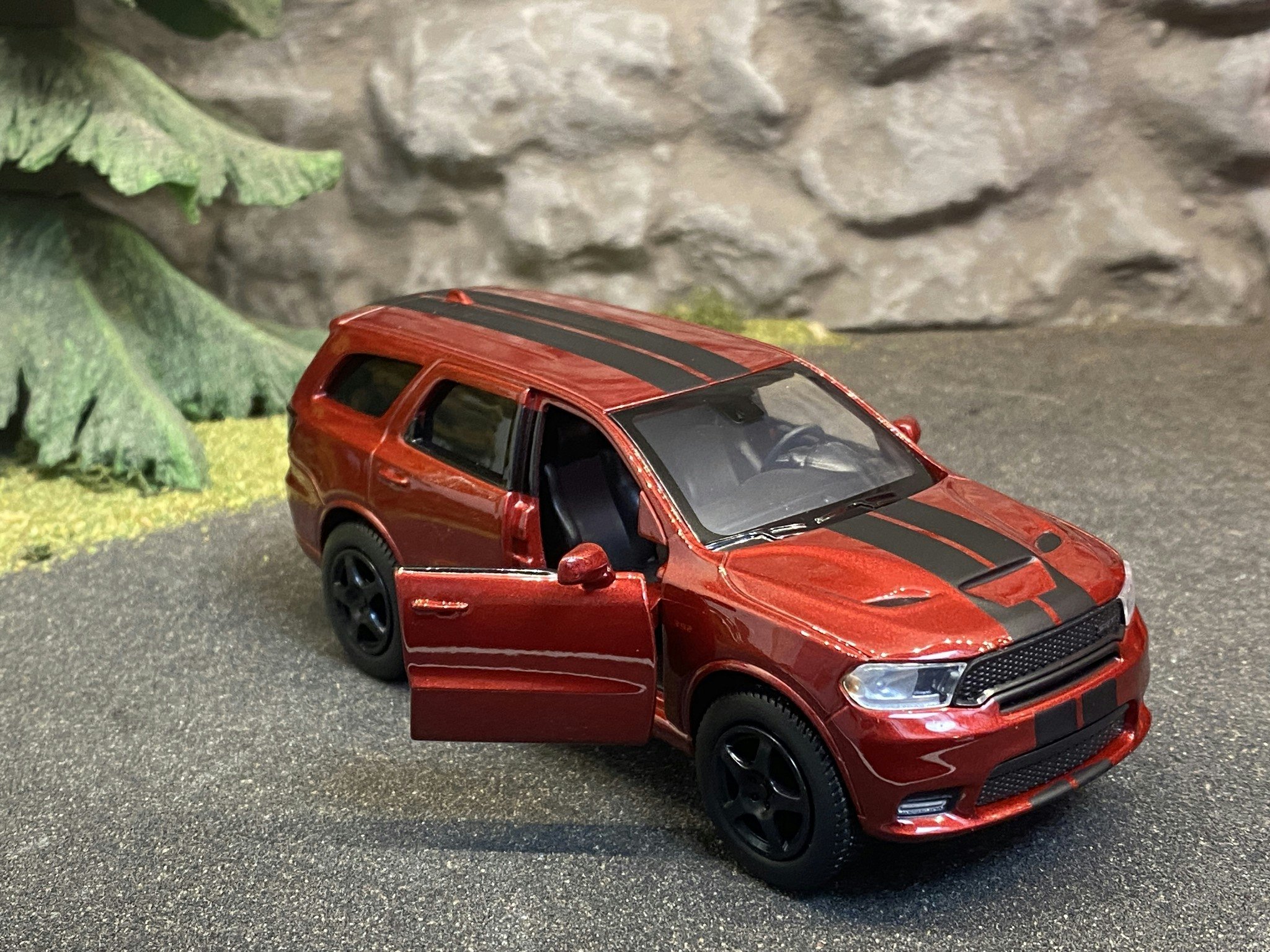 Skala 1/36 Dodge Durango SRT, Röd från Tayumo