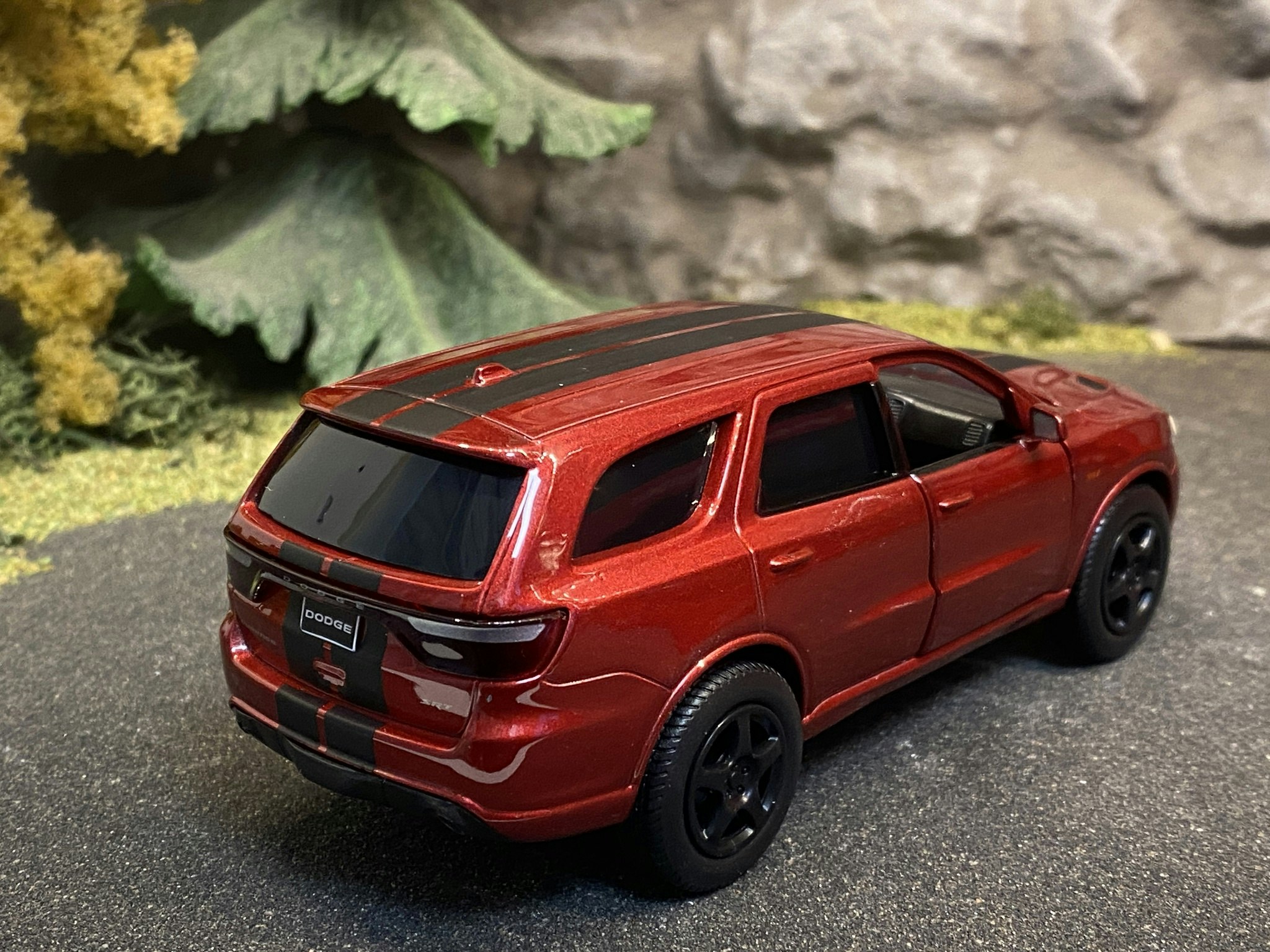 Skala 1/36 Dodge Durango SRT, Röd från Tayumo