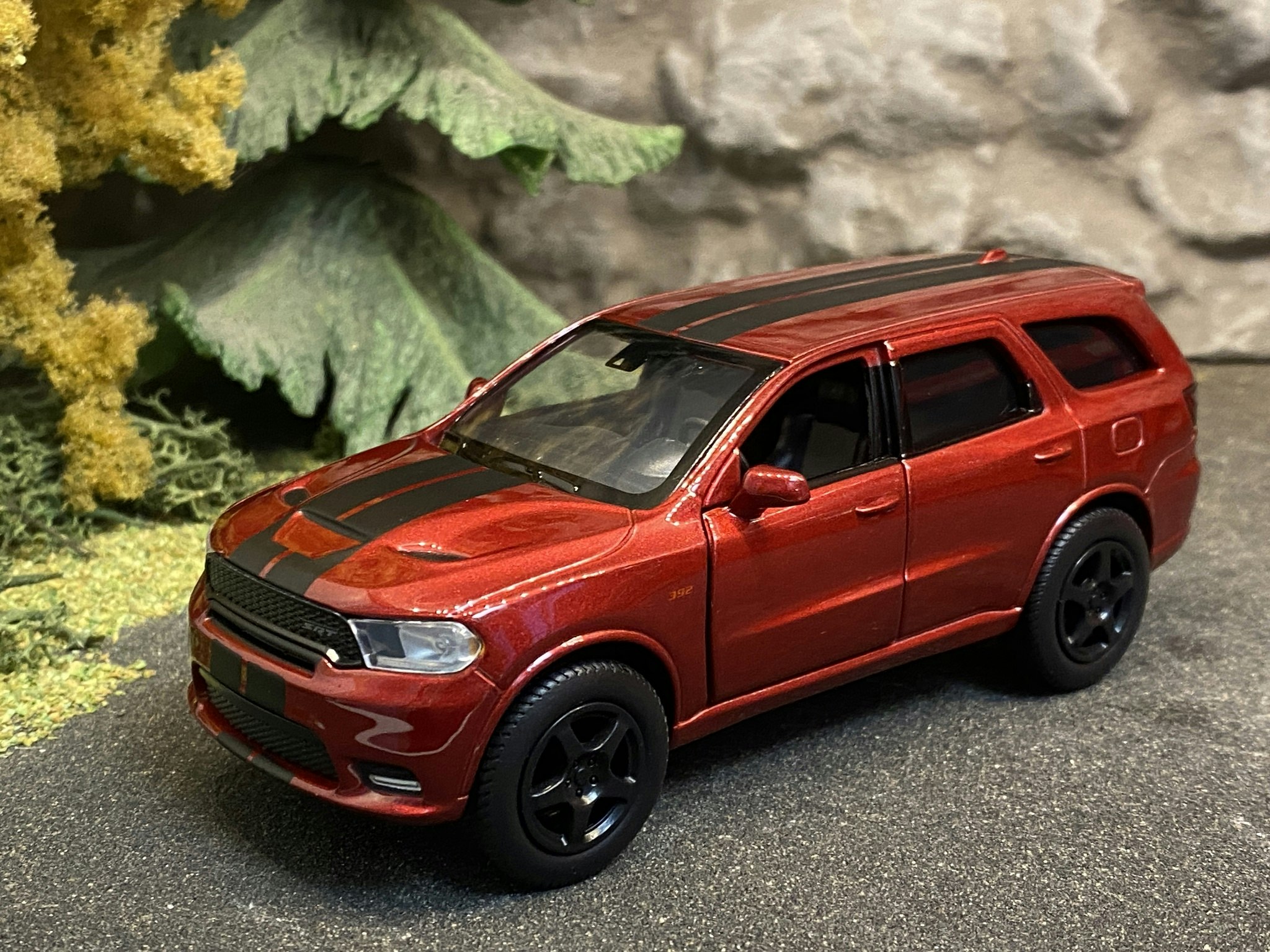 Skala 1/36 Dodge Durango SRT, Röd från Tayumo