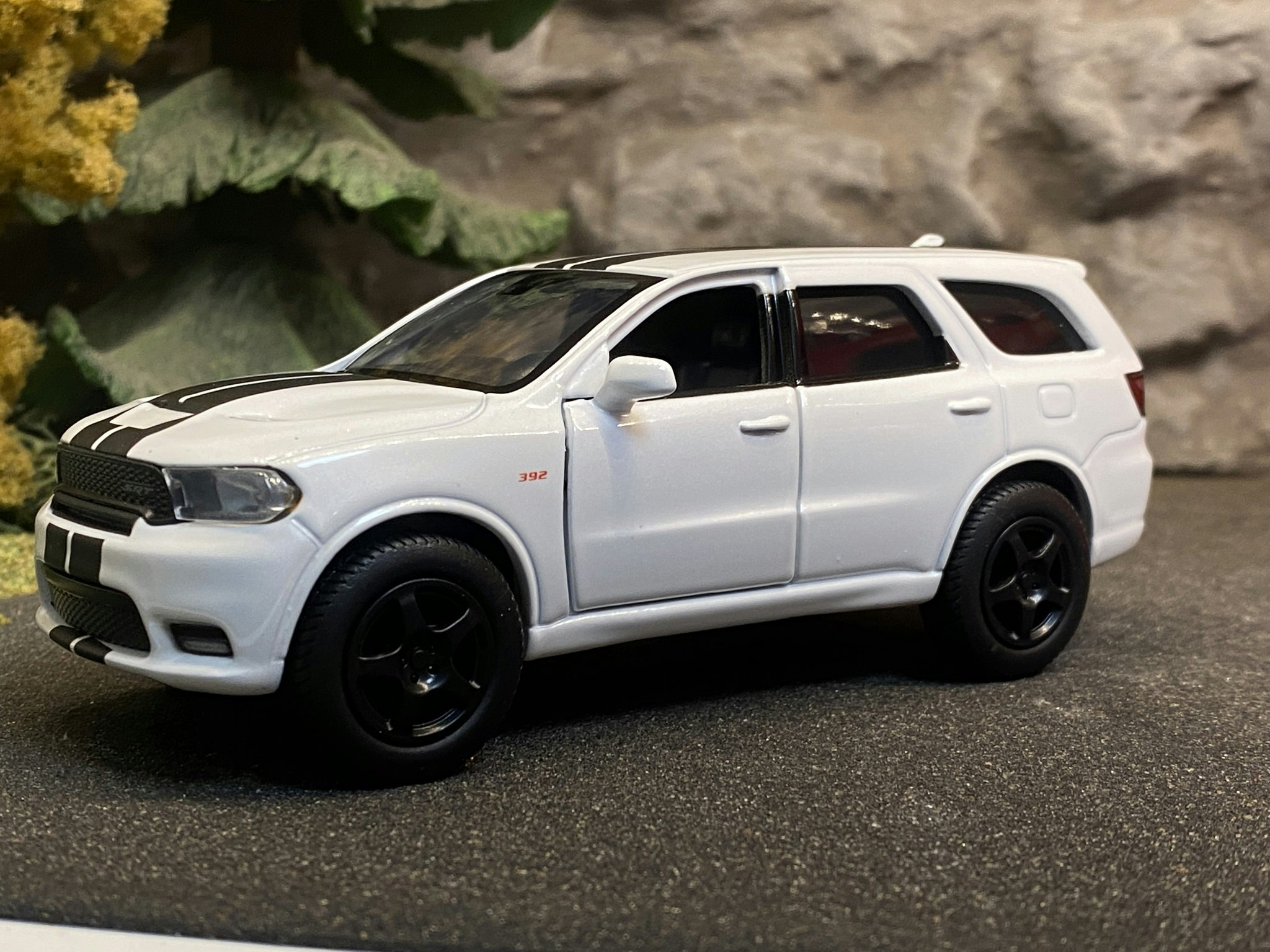 Skala 1/36 Dodge Durango SRT, Vit från Tayumo