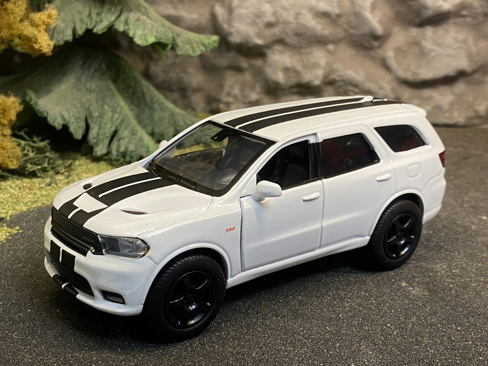 Skala 1/36 Dodge Durango SRT, Vit från Tayumo