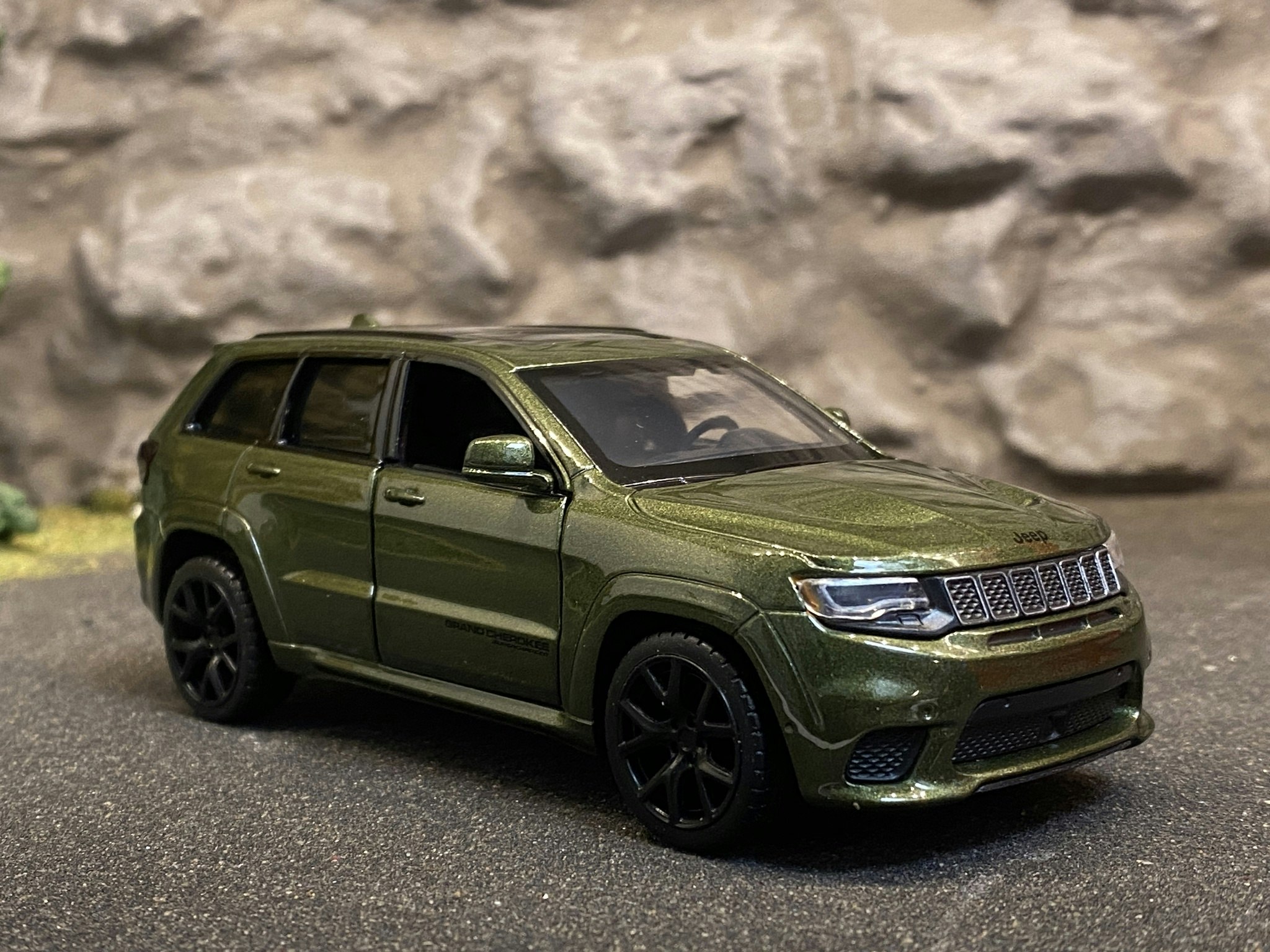 Skala 1/36 Jeep Grand Cherokee, Oliv-Grön från Tayumo