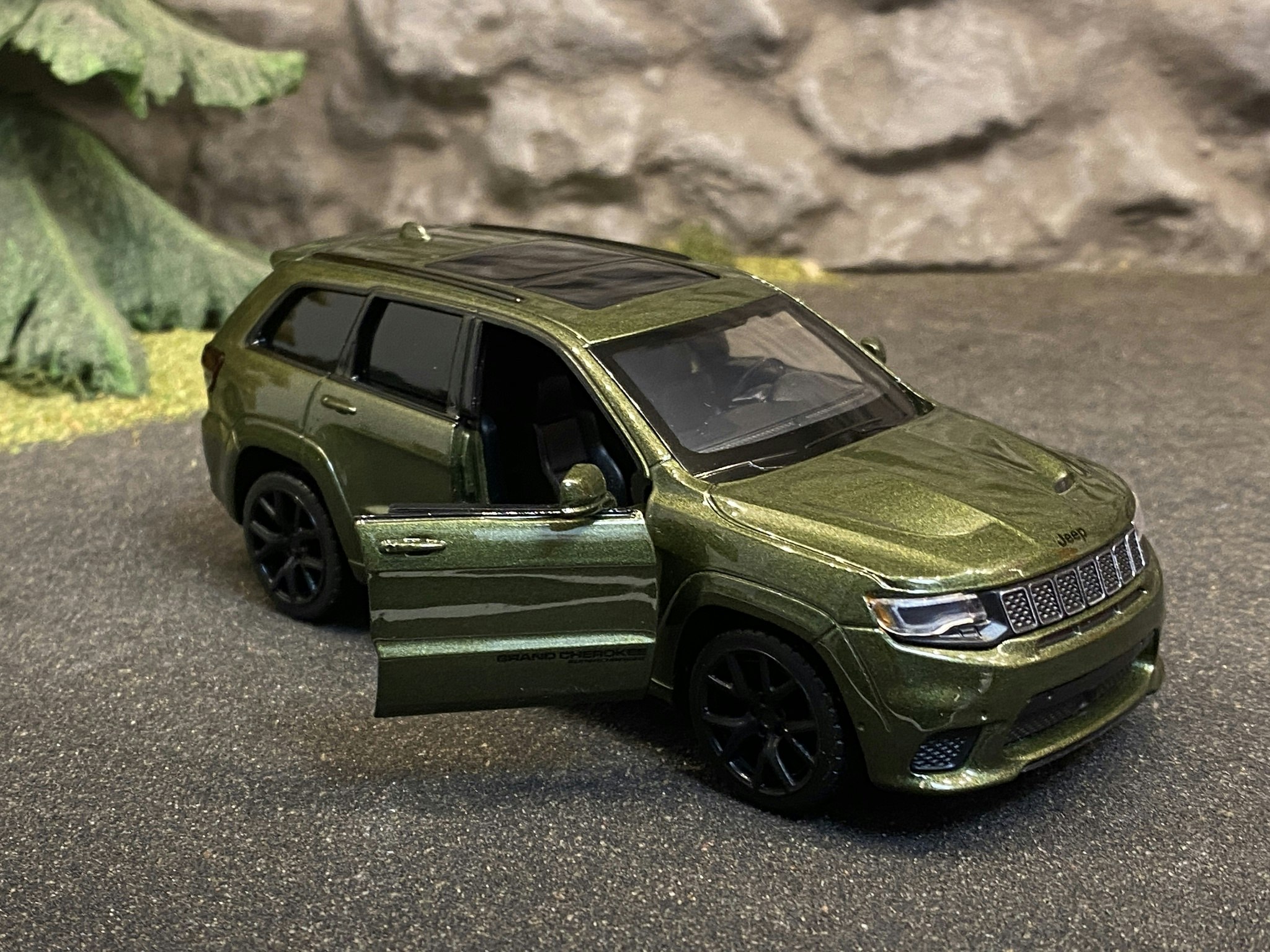 Skala 1/36 Jeep Grand Cherokee, Oliv-Grön från Tayumo