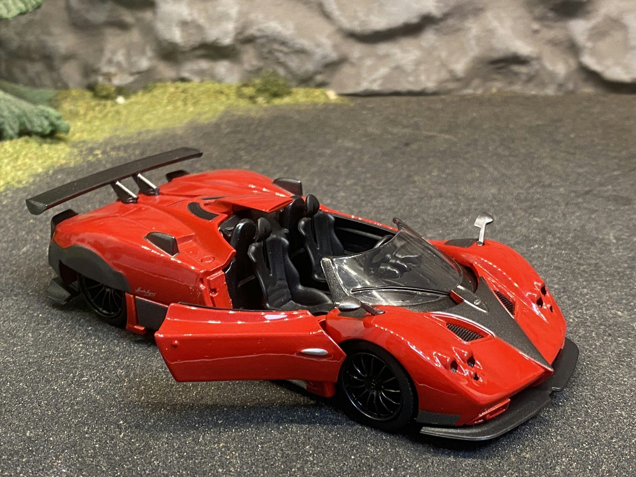 Skala 1/36 Pagani Zonda HP Barchetta, Röd från Tayumo