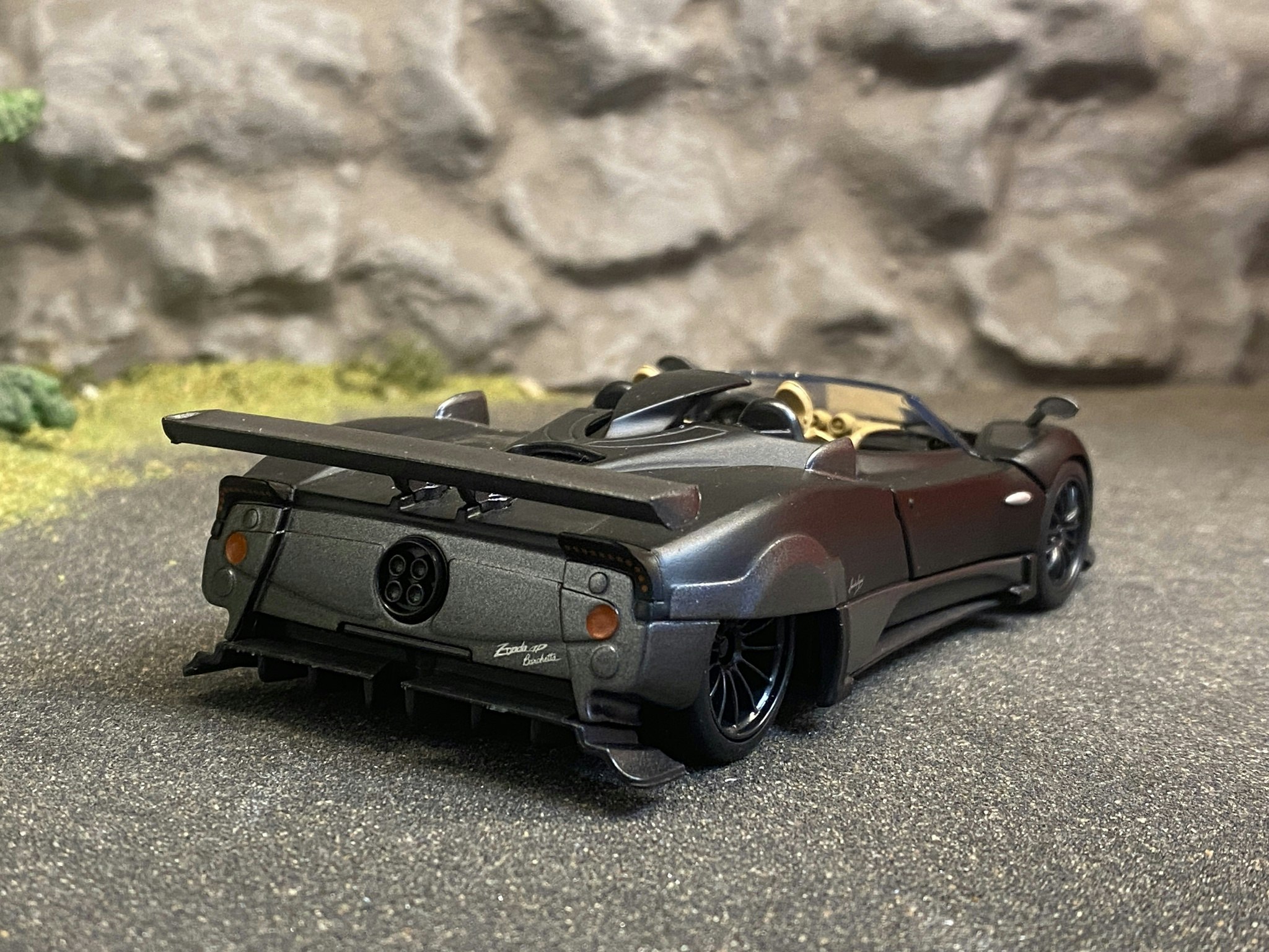 Skala 1/36 Pagani Zonda HP Barchetta, Svart från Tayumo