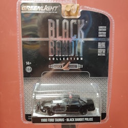 Skala 1/64 Ford Taurus Police 88' "Black Bandit Collection" från Greenlight