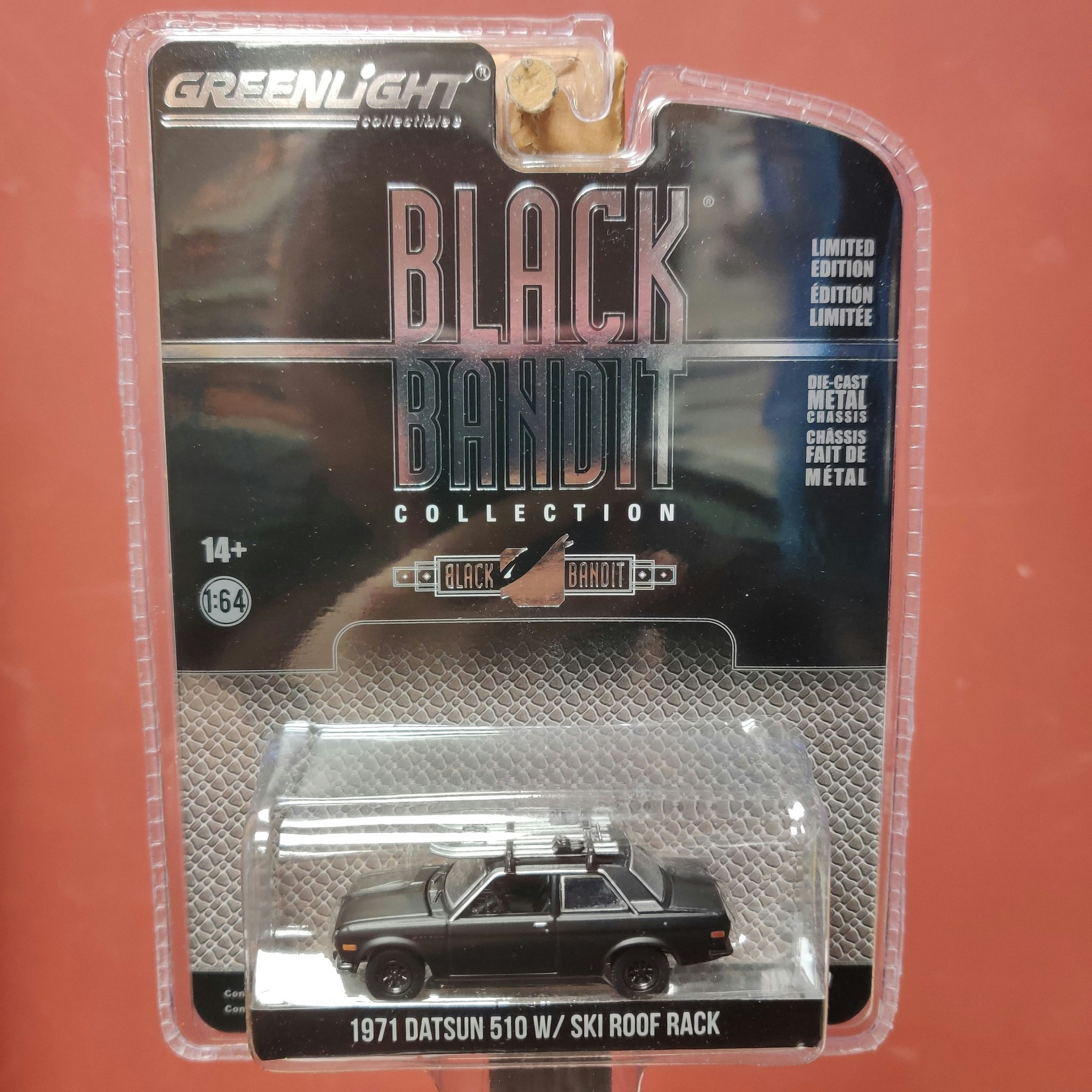 Skala 1/64 Datsun 510 m takräcke & skidor 71' "Black Bandit Collection" från Greenlight