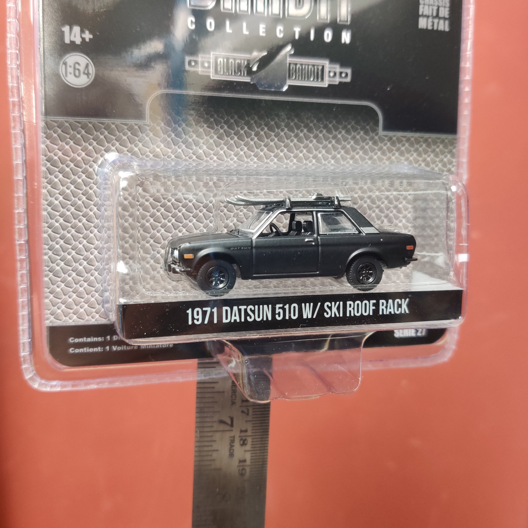 Skala 1/64 Datsun 510 m takräcke & skidor 71' "Black Bandit Collection" från Greenlight