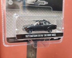 Skala 1/64 Datsun 510 m takräcke & skidor 71' "Black Bandit Collection" från Greenlight
