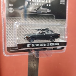 Skala 1/64 Datsun 510 m takräcke & skidor 71' "Black Bandit Collection" från Greenlight