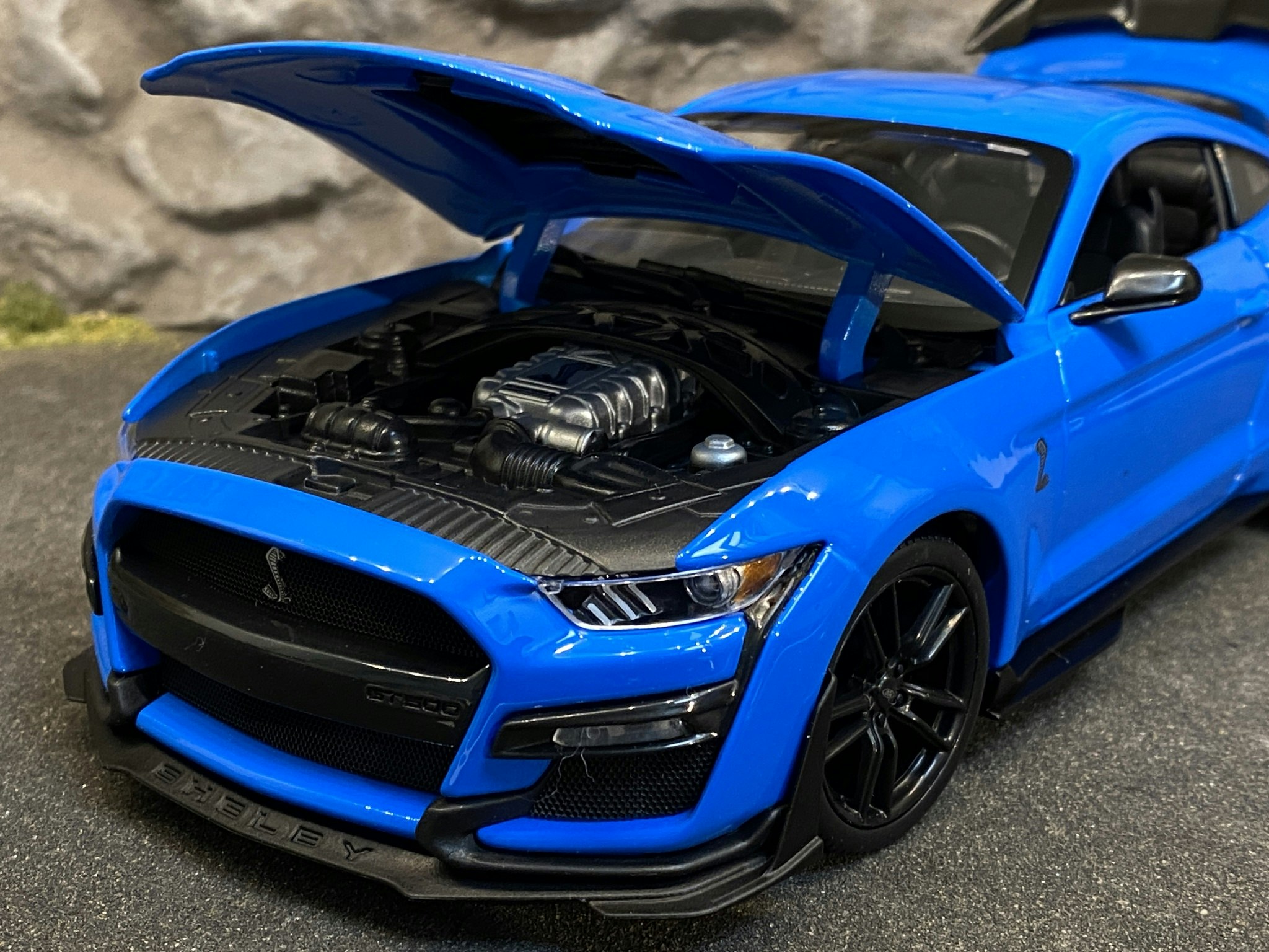 DEFEKT PRISNEDSATT Skala 1/18 Shelby Mustang GT 500 2020, Blå f Maisto Special Edition