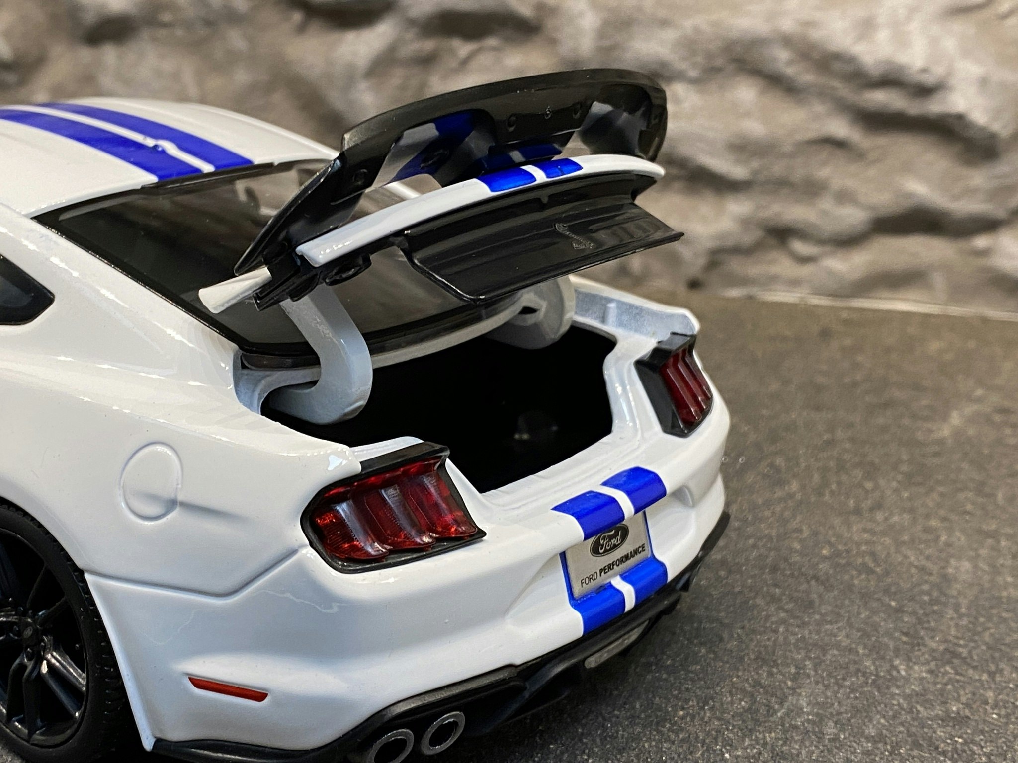 Skala 1/18 Shelby Mustang GT 500 2020, Vit m  Blå Stripes f Maisto Special Edition