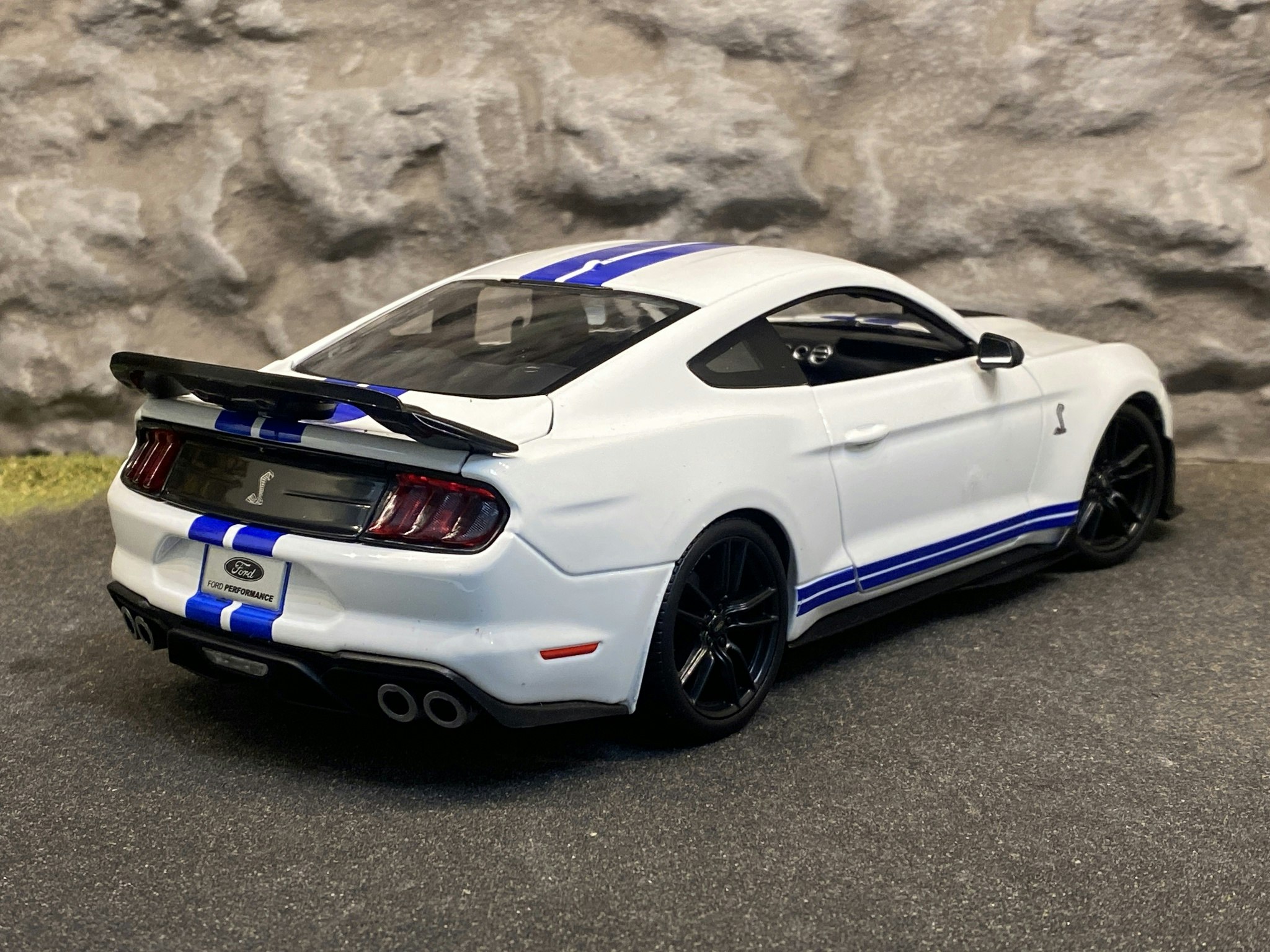 Skala 1/18 Shelby Mustang GT 500 2020, Vit m  Blå Stripes f Maisto Special Edition