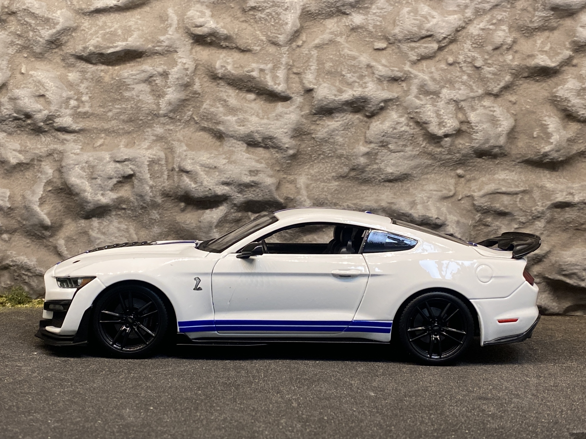 Skala 1/18 Shelby Mustang GT 500 2020, Vit m  Blå Stripes f Maisto Special Edition