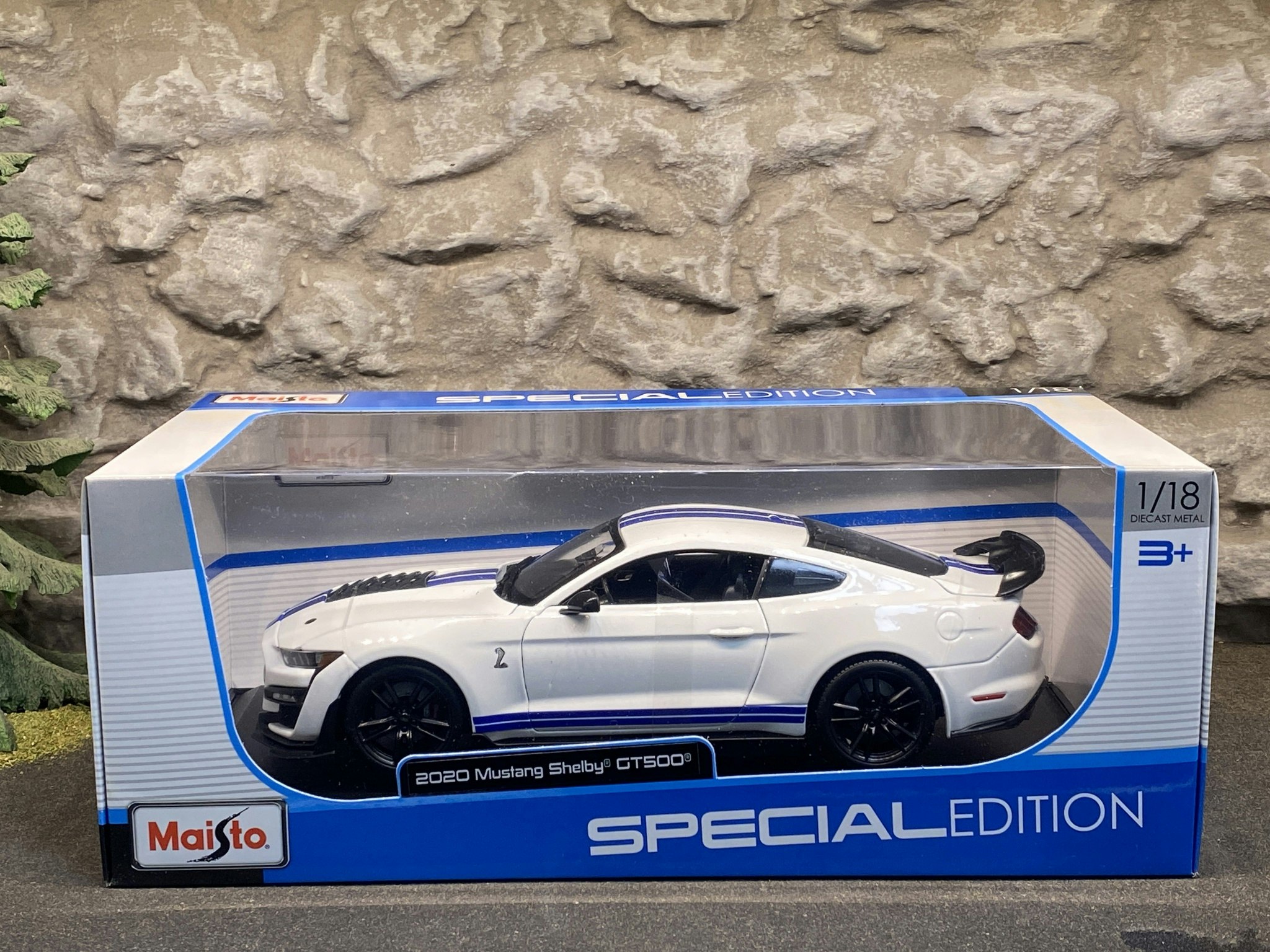 Skala 1/18 Shelby Mustang GT 500 2020, Vit m  Blå Stripes f Maisto Special Edition