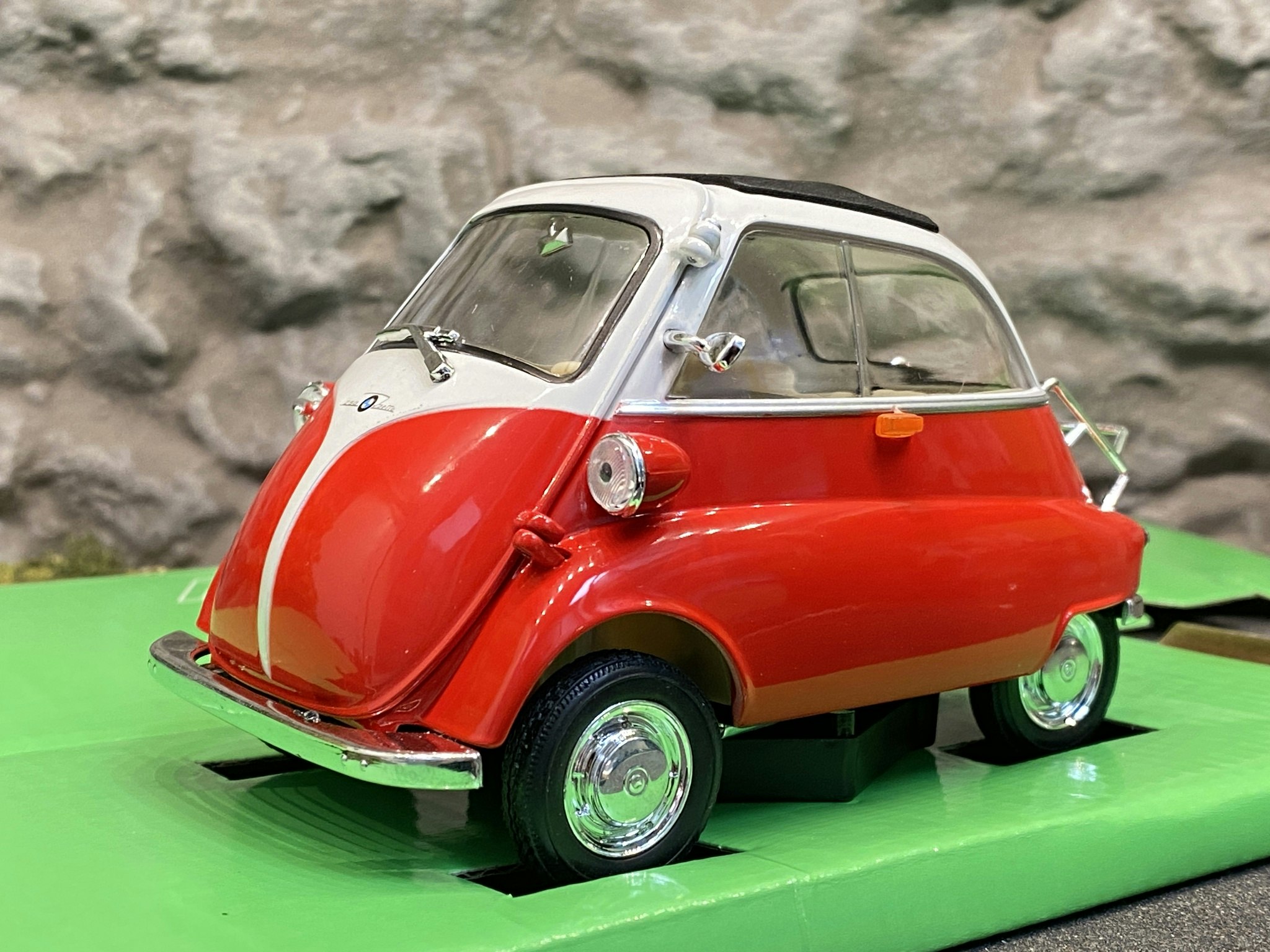 Skala 1/18 BMW Isetta, Röd/Vit m Svart taklucka fr Welly / Nex Models