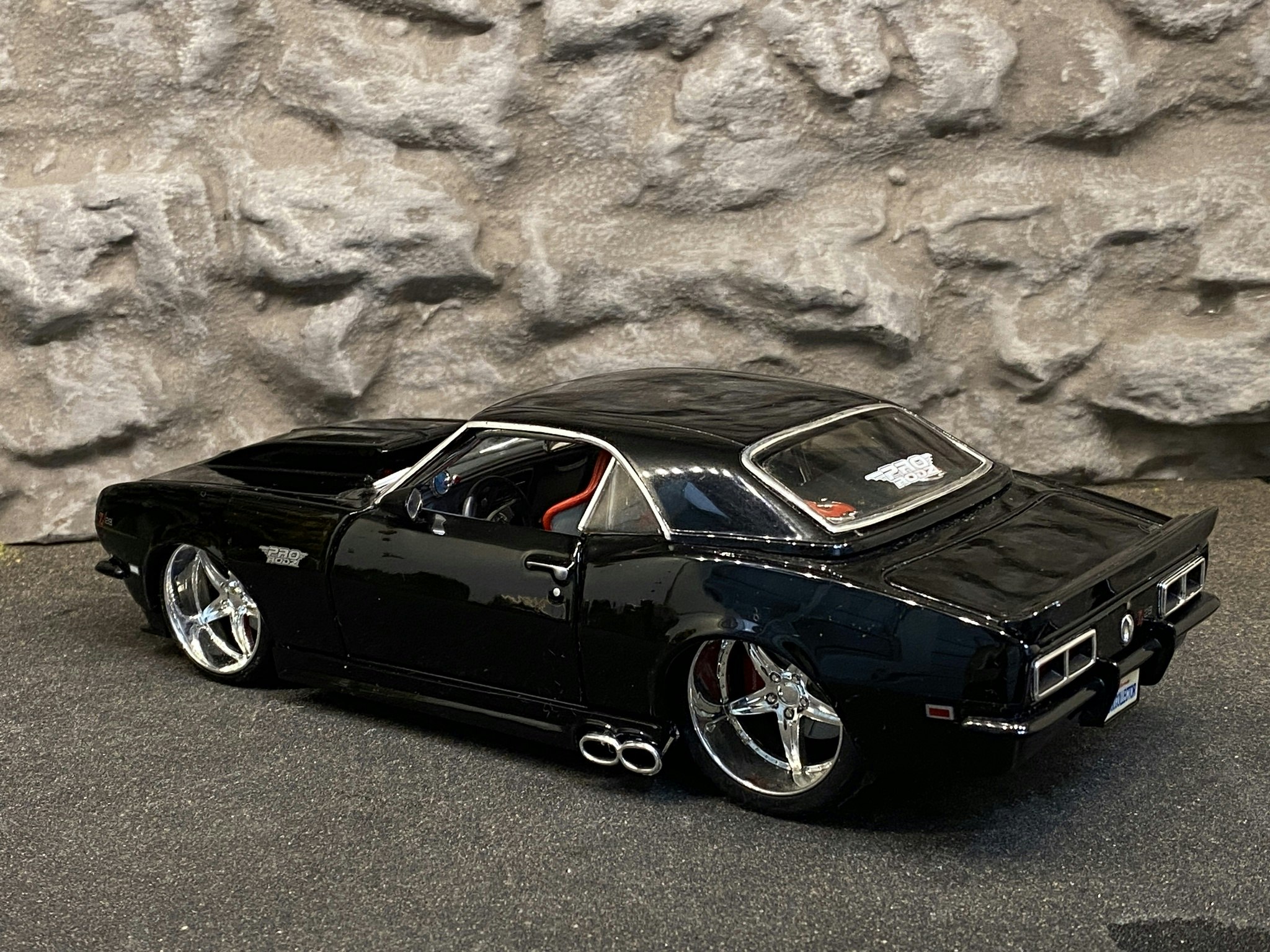 Skala 1/18 Chevrolet Camaro Z/28 Svart, med extra allt ;-) fr Maisto