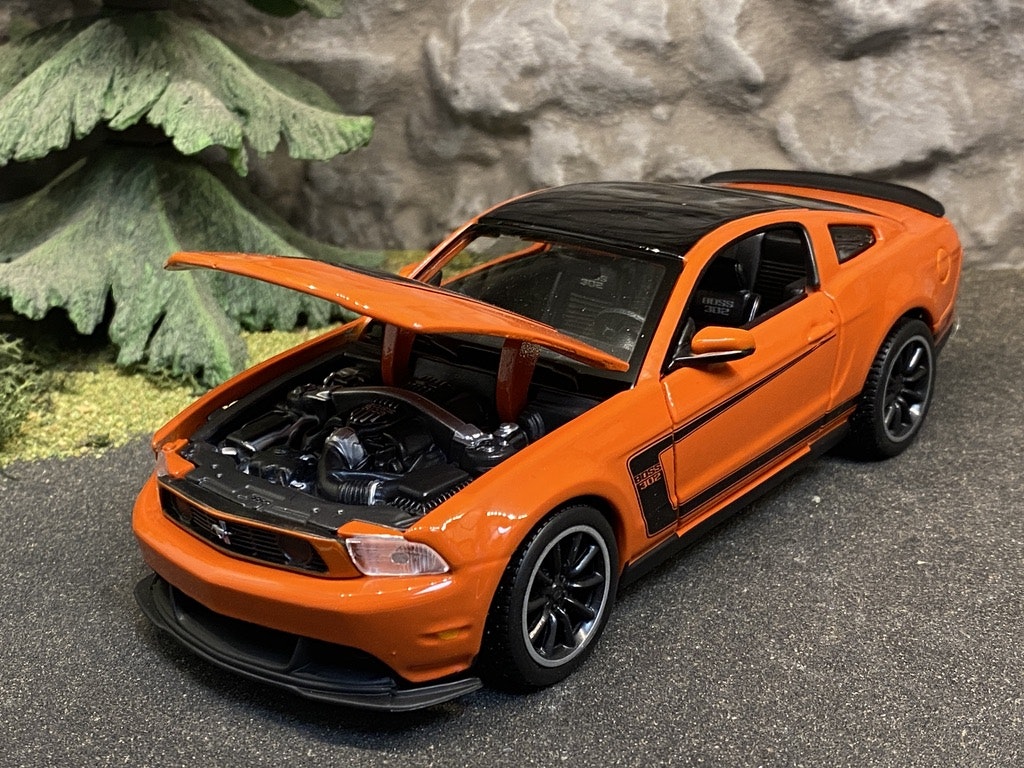 Skala 1/24 Ford Mustang Boss 302, Orange/Svart från Maisto Special Edition