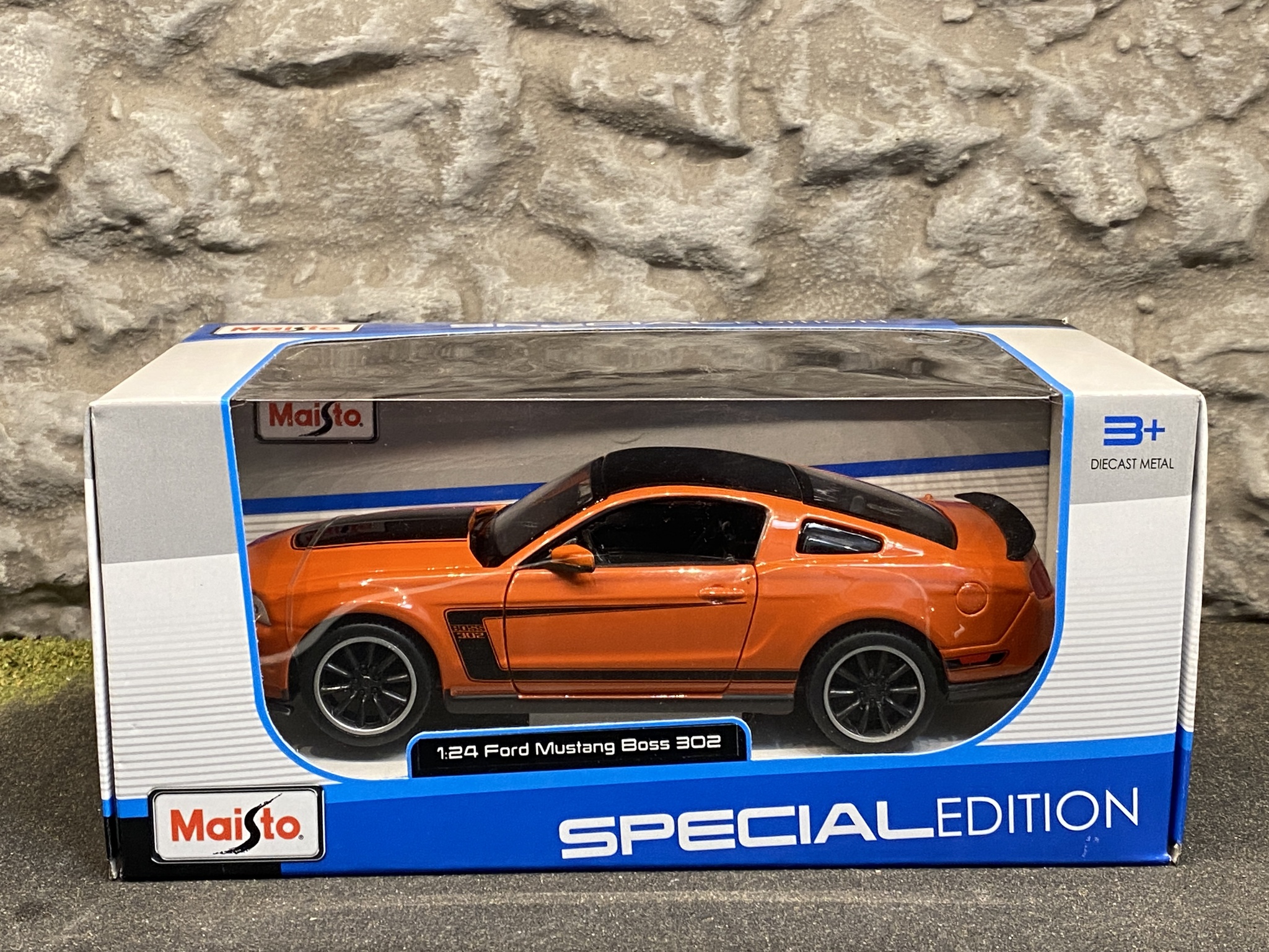 Skala 1/24 Ford Mustang Boss 302, Orange/Svart från Maisto Special Edition
