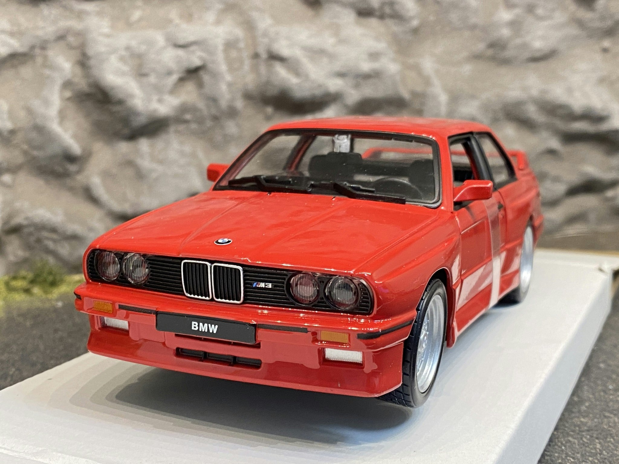 Skala 1/24 BMW 3 Series M3 1988' Röd från Bburago