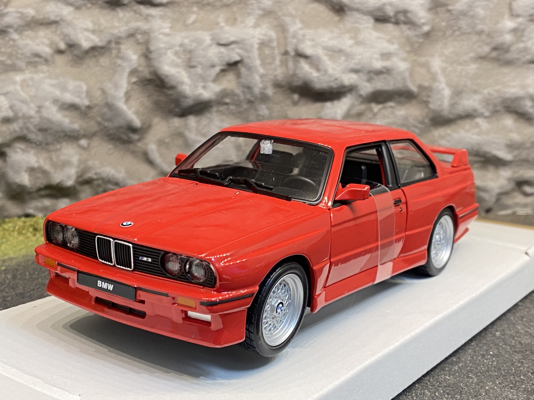 Skala 1/24 BMW 3 Series M3 1988' Röd från Bburago