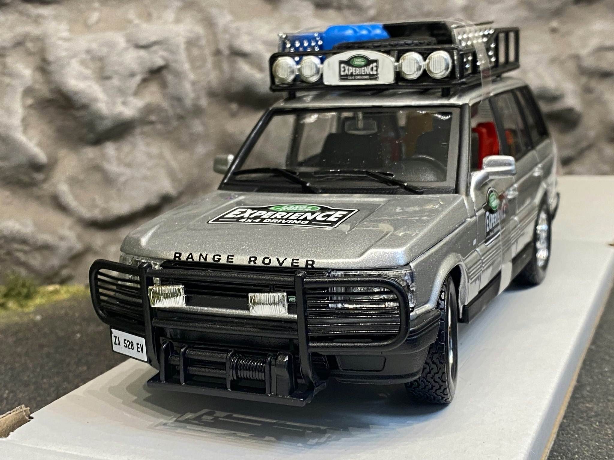 Skala 1/24 Range Rover 4x4 Driving Experience från Bburago