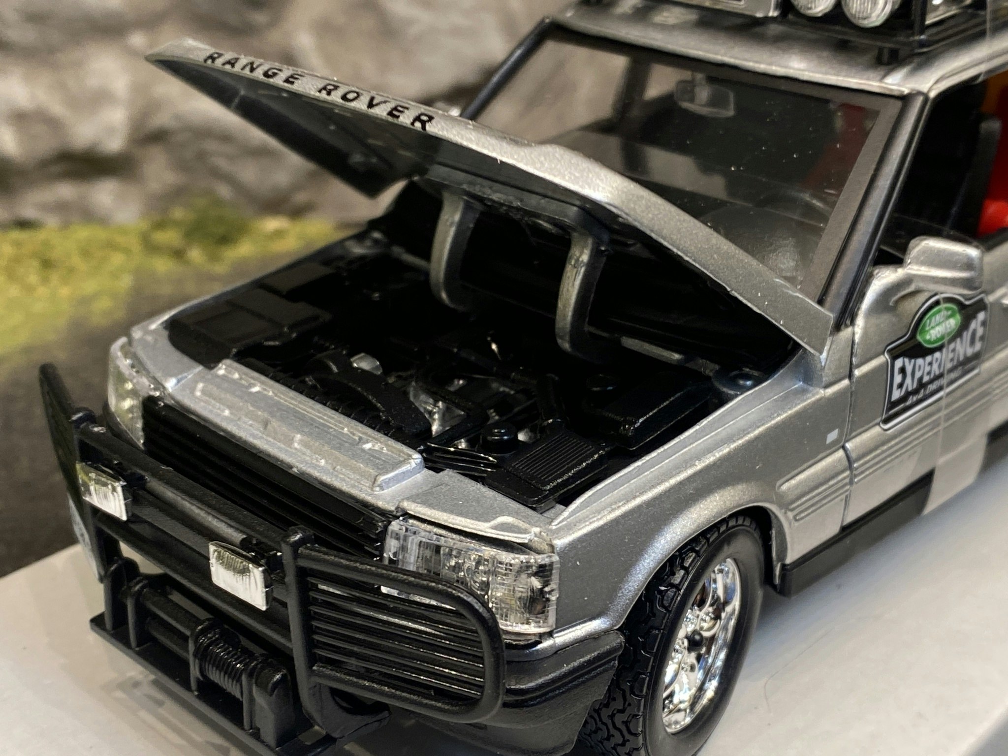 Skala 1/24 Range Rover 4x4 Driving Experience från Bburago