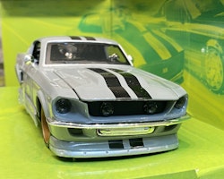 Skala 1/24 Ford Mustang GT 67', Grå/silver, Maisto Design "Classic Muscle"