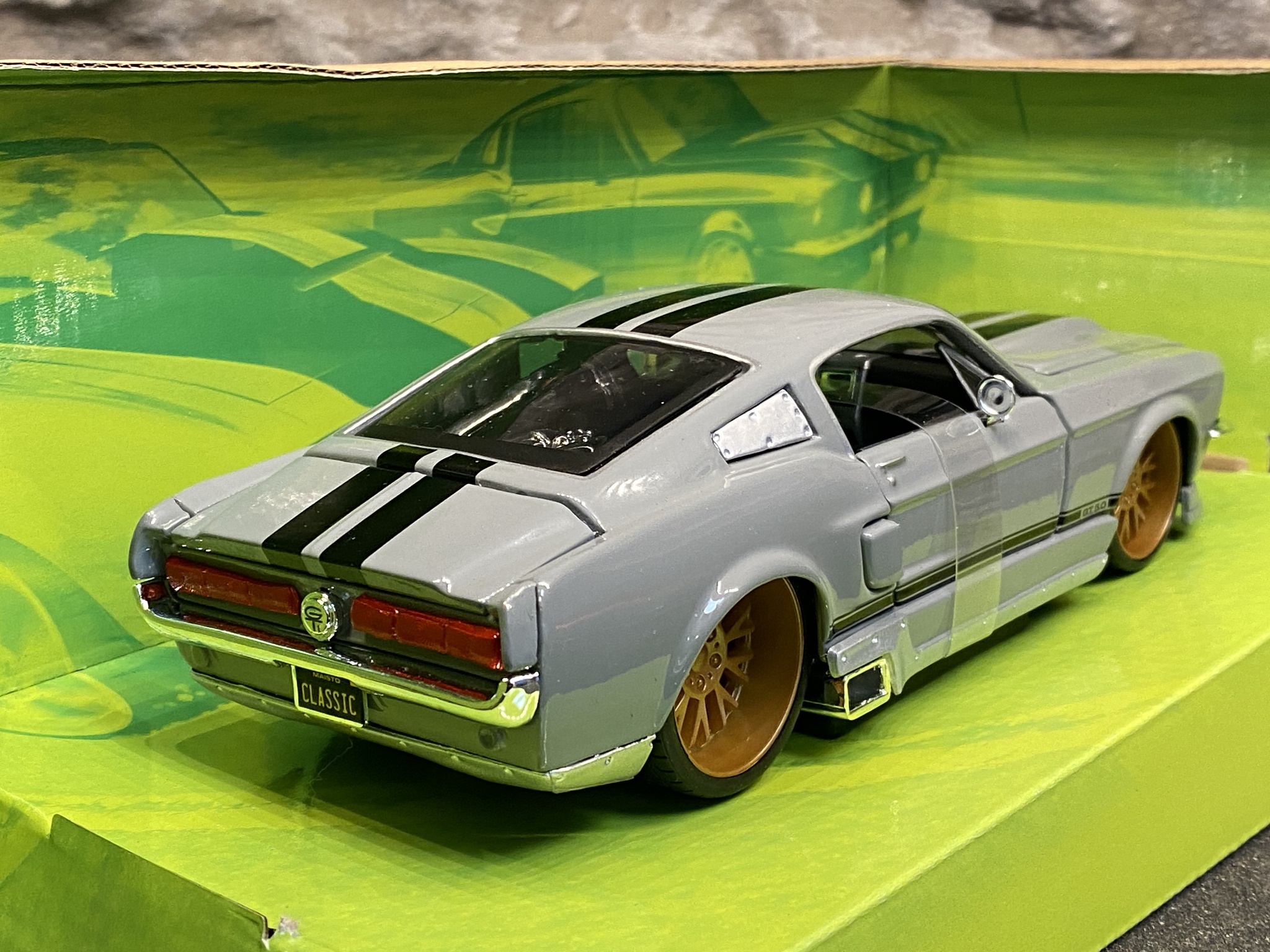 Skala 1/24 Ford Mustang GT 67', Grå/silver, Maisto Design "Classic Muscle"