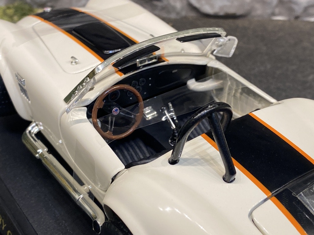 Skala 1/18 Shelby Cobra 427 S/C 1964', Vit fr Lucky Diecast "Road Signature Collection"