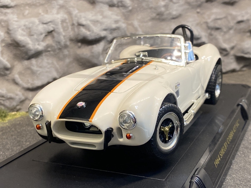 Skala 1/18 Shelby Cobra 427 S/C 1964', Vit fr Lucky Diecast "Road Signature Collection"