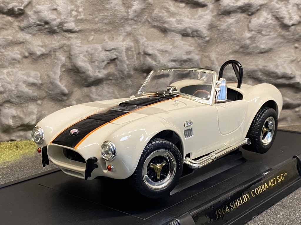 Skala 1/18 Shelby Cobra 427 S/C 1964', Vit fr Lucky Diecast "Road Signature Collection"