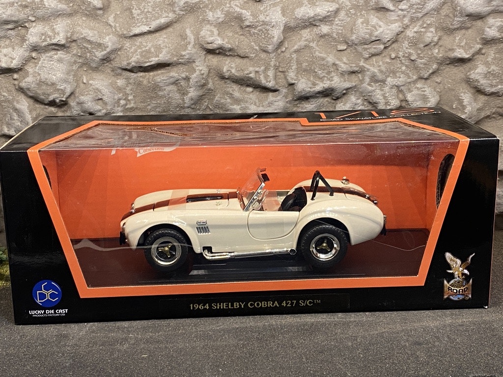 Skala 1/18 Shelby Cobra 427 S/C 1964', Vit fr Lucky Diecast "Road Signature Collection"