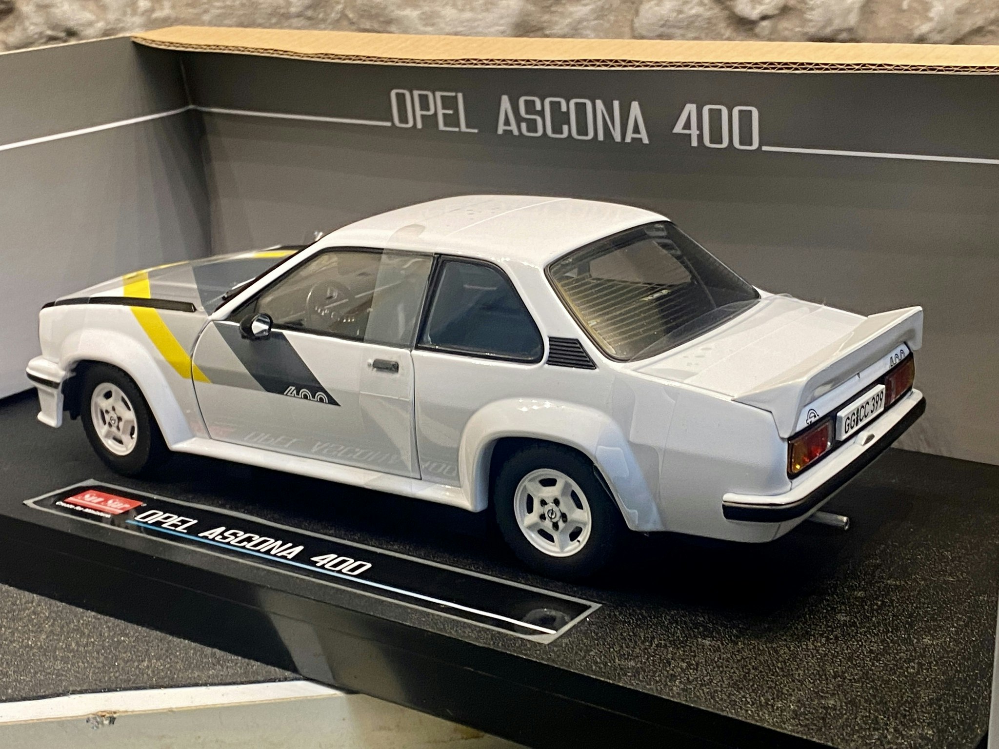 Skala 1/18 Opel Ascona 400 B, Vit fr SUN STAR