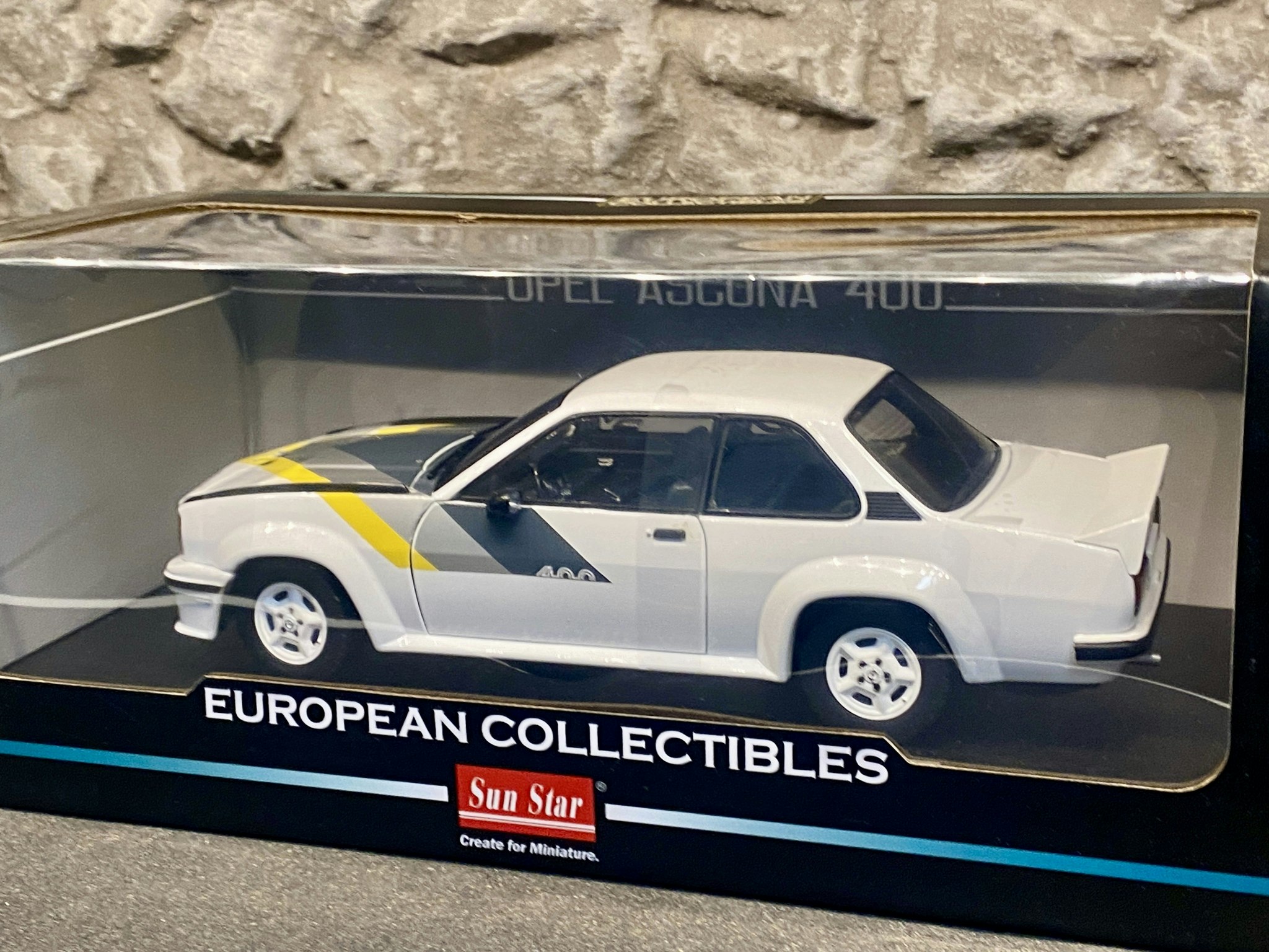 Skala 1/18 Opel Ascona 400 B, Vit fr SUN STAR