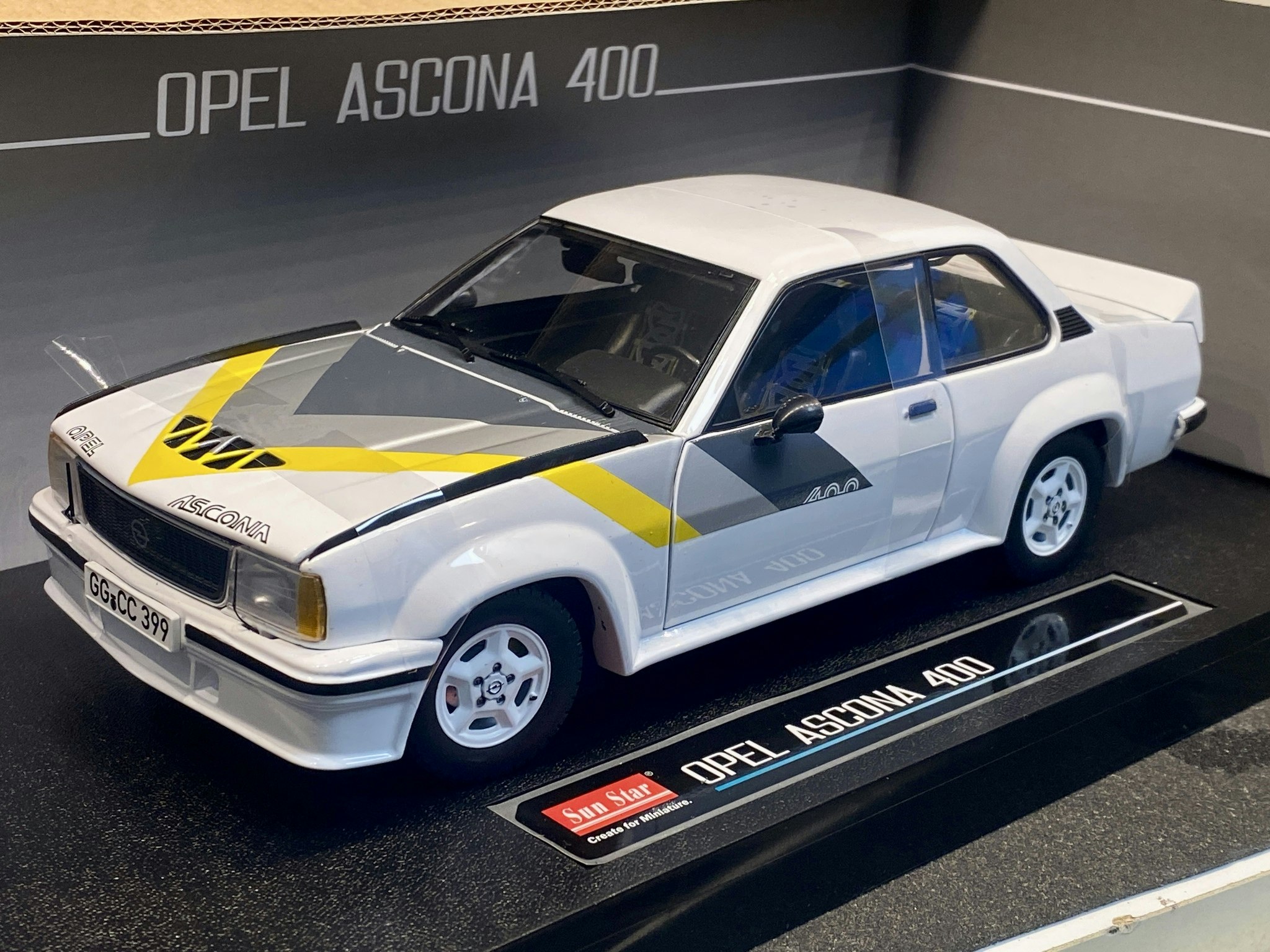 Skala 1/18 Opel Ascona 400 B, Vit fr SUN STAR