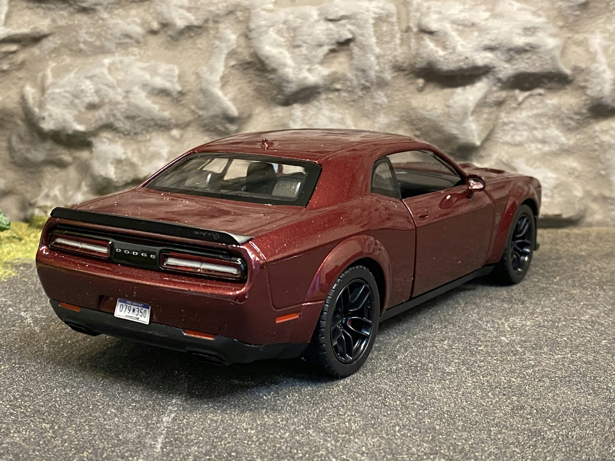 Skala 1/24: Dodge Challenger SRT Hellcat Widebody 18', Vinröd fr MotorMax