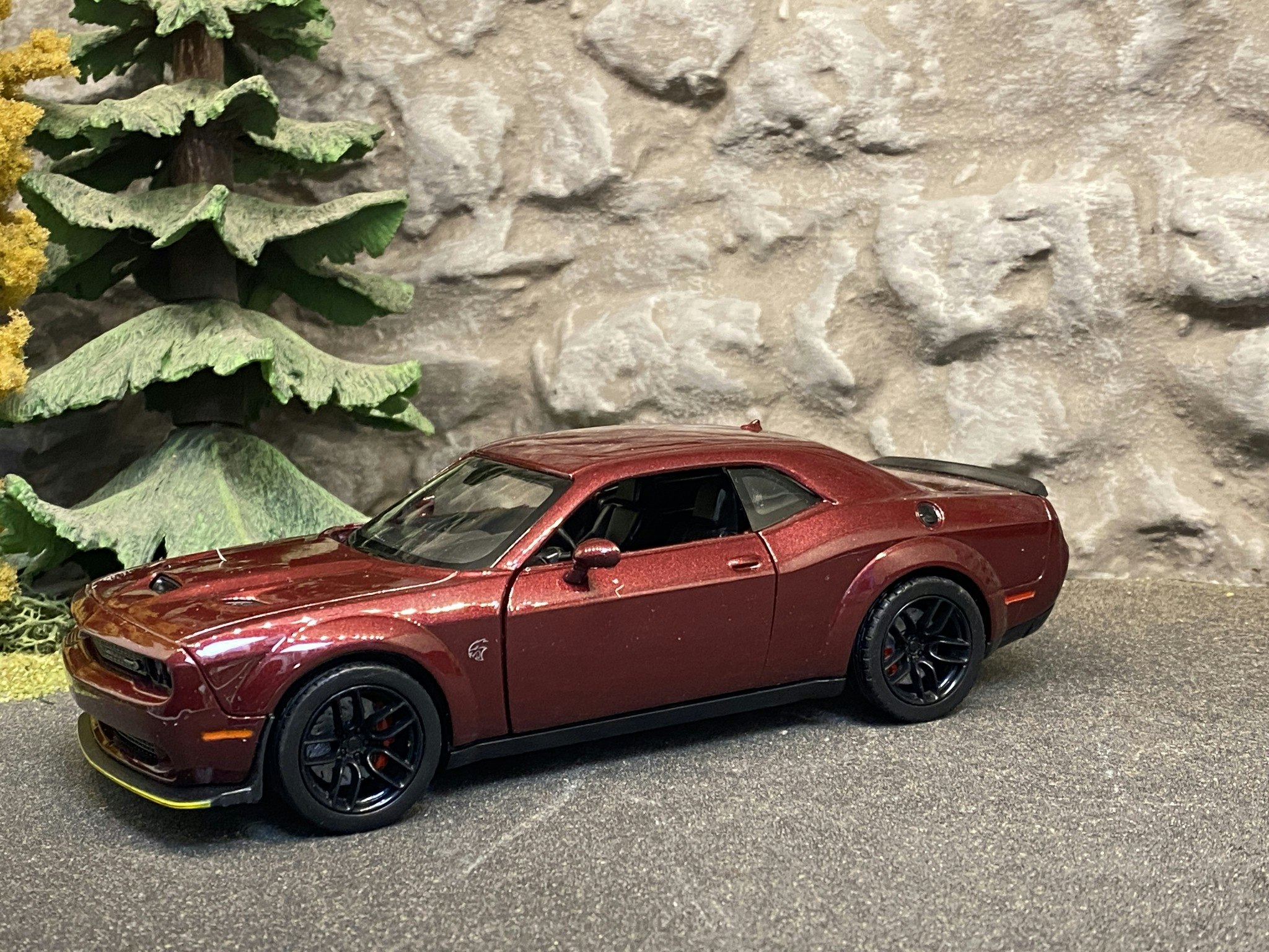 Skala 1/24: Dodge Challenger SRT Hellcat Widebody 18', Vinröd fr MotorMax