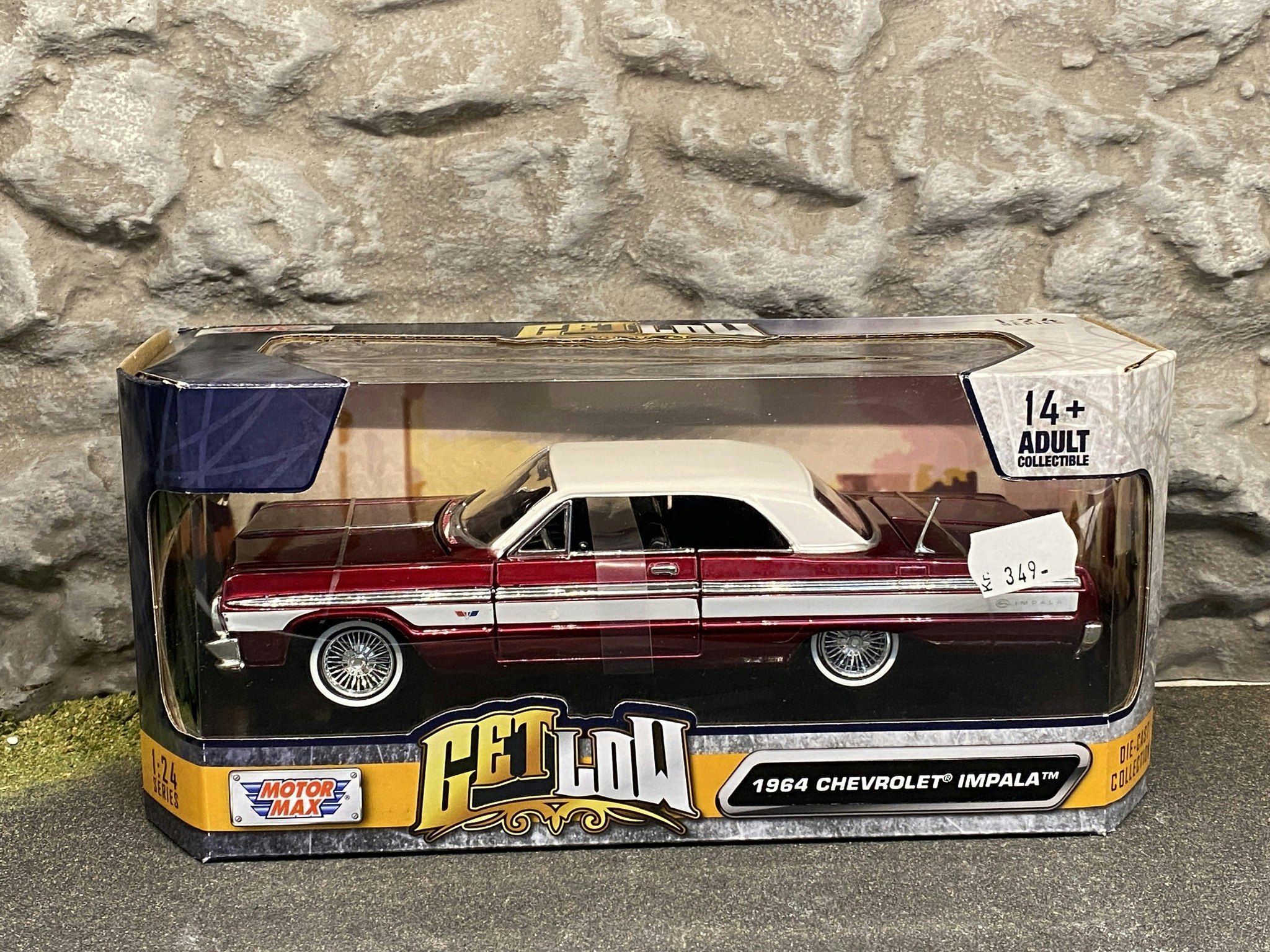 Skala 1/24: Chevrolet Impala 64', Mörkröd metallic/Vitt tak fr MotorMax "Get Low"